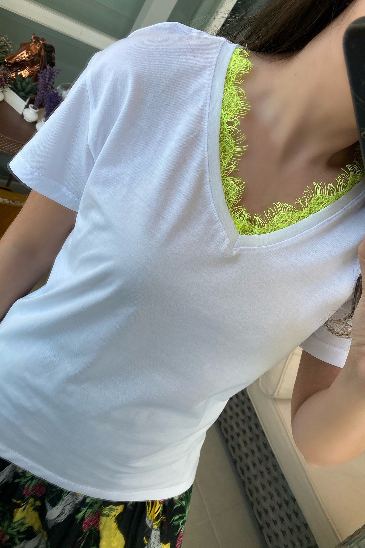 V Yaka Dantel Detaylı Tshirt