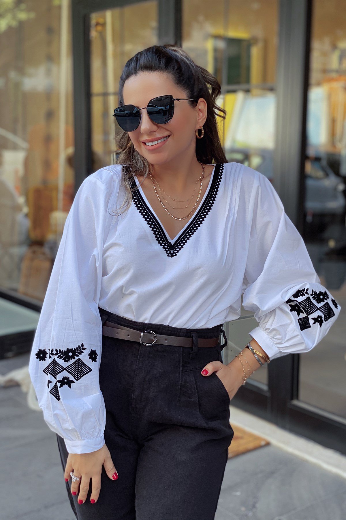 V Yaka Siyah Şerit Detaylı Bluz