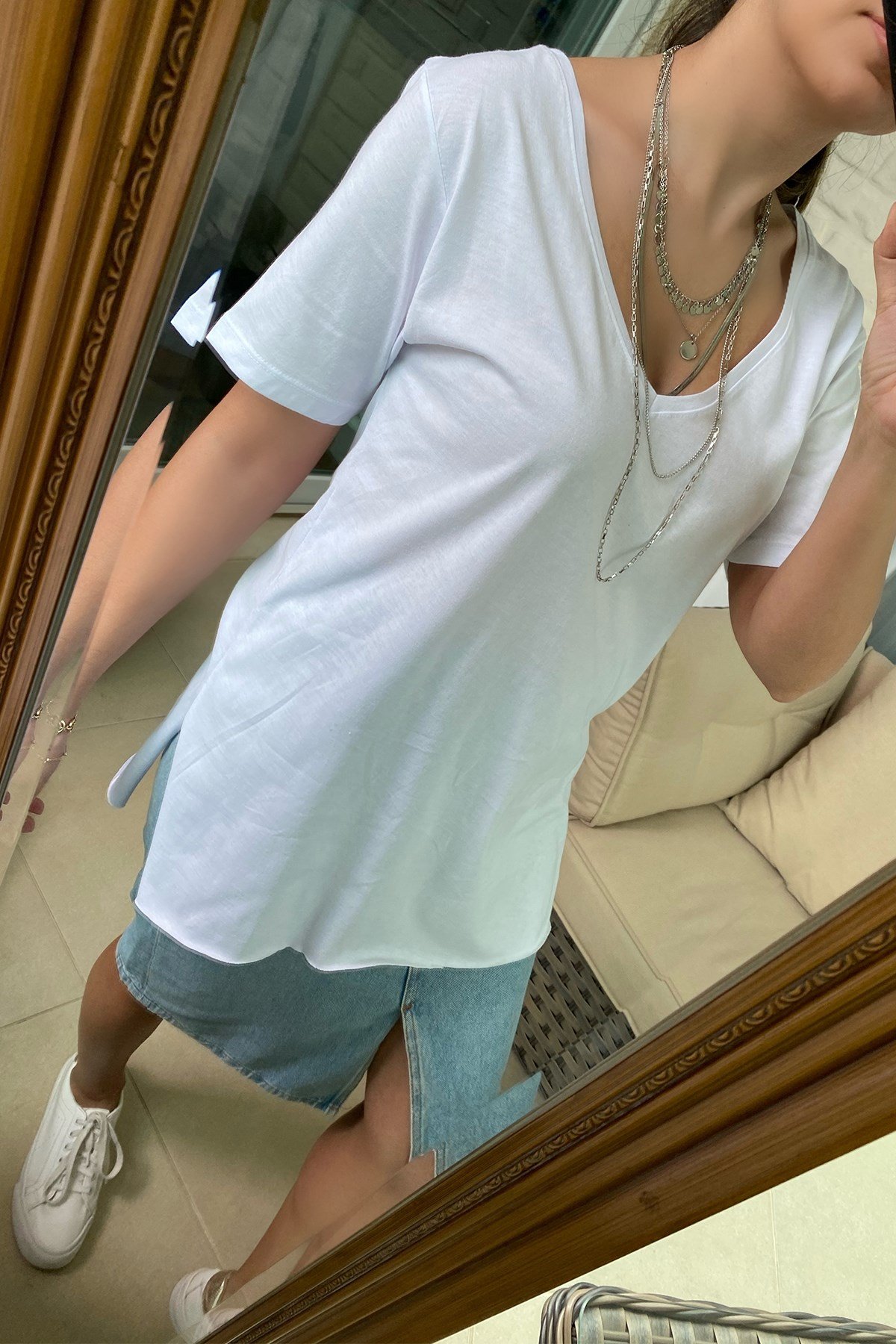 V Yaka Yandan Yırtmaçlı  Beyaz Tshirt