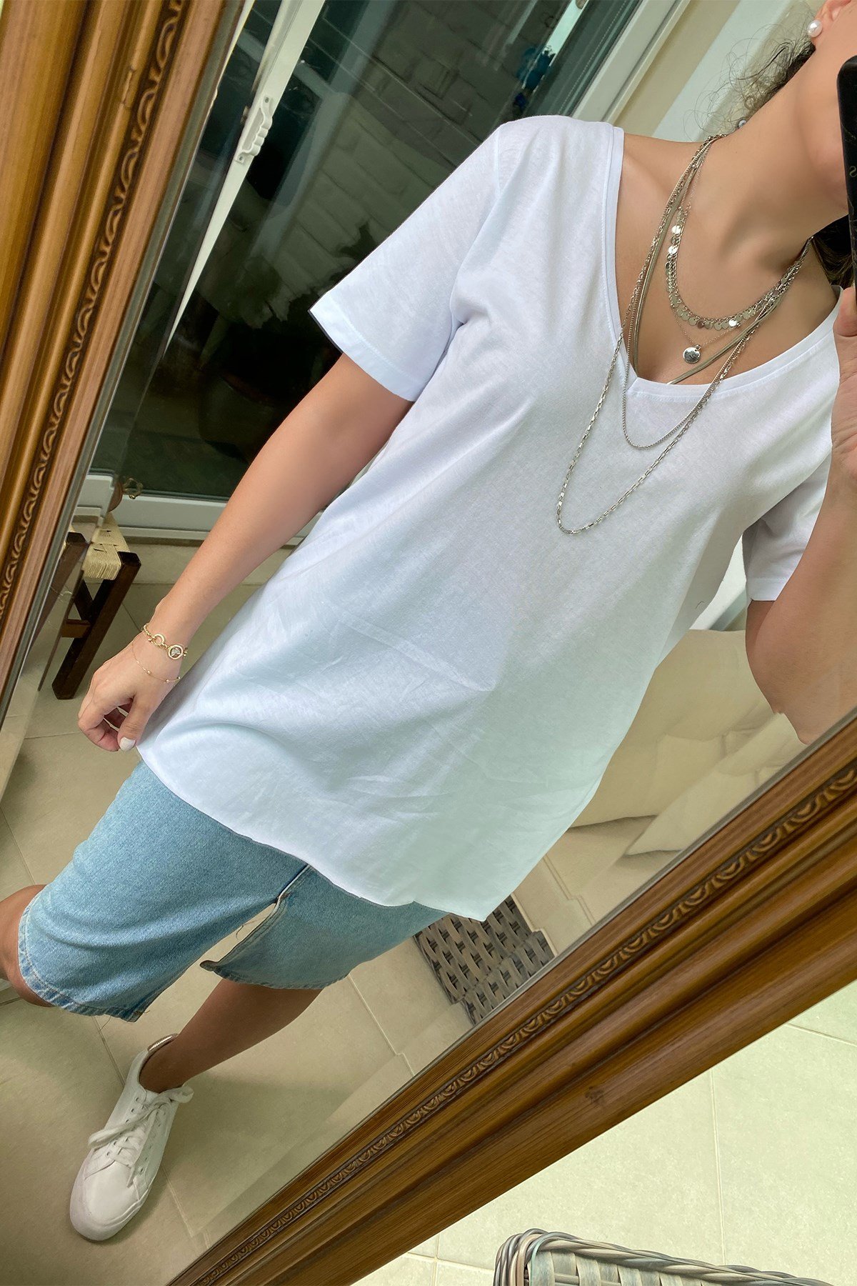 V Yaka Yandan Yırtmaçlı  Beyaz Tshirt