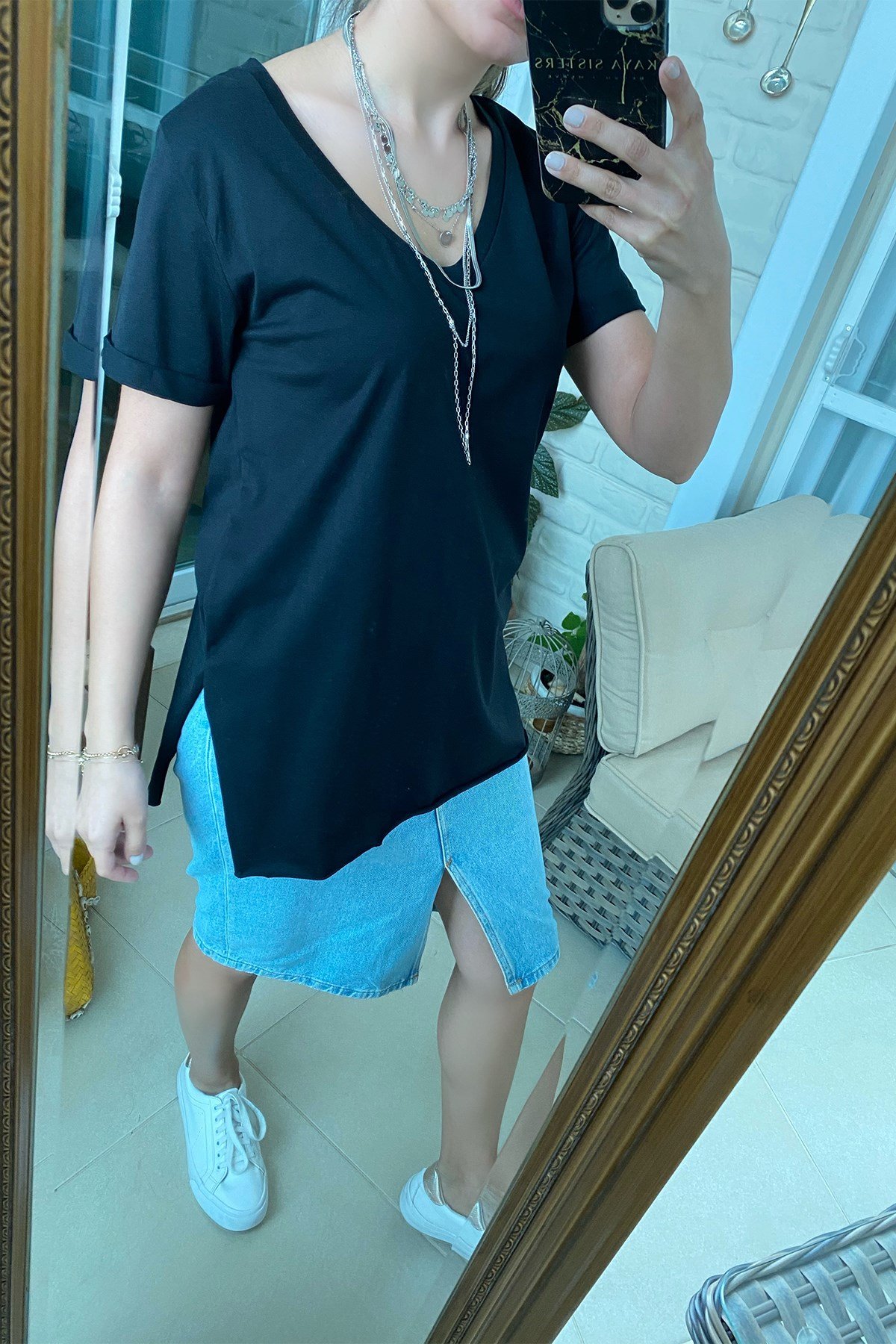 V Yaka Yandan Yırtmaçlı  Siyah Tshirt