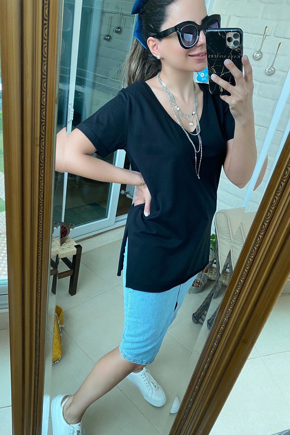 V Yaka Yandan Yırtmaçlı  Siyah Tshirt