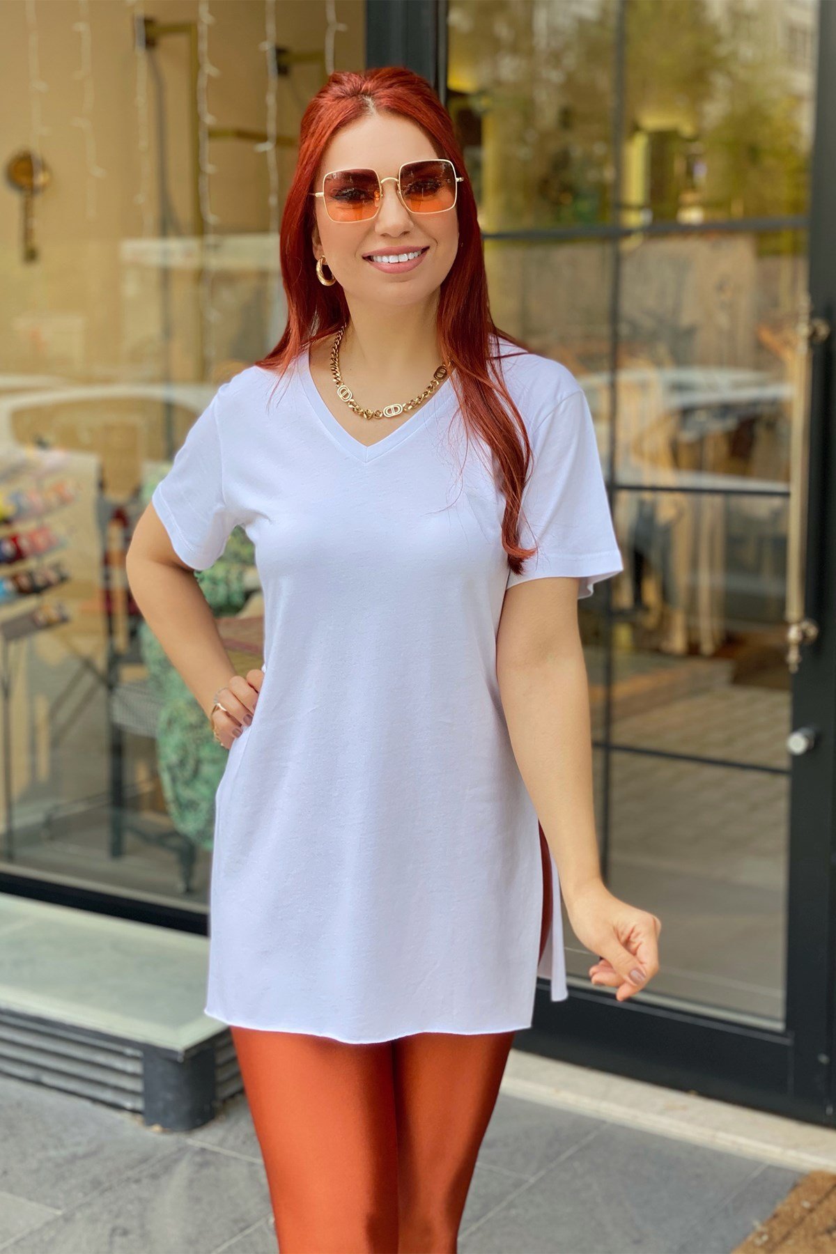 V Yaka Yandan Yırtmaçlı Beyaz Basic Tshirt
