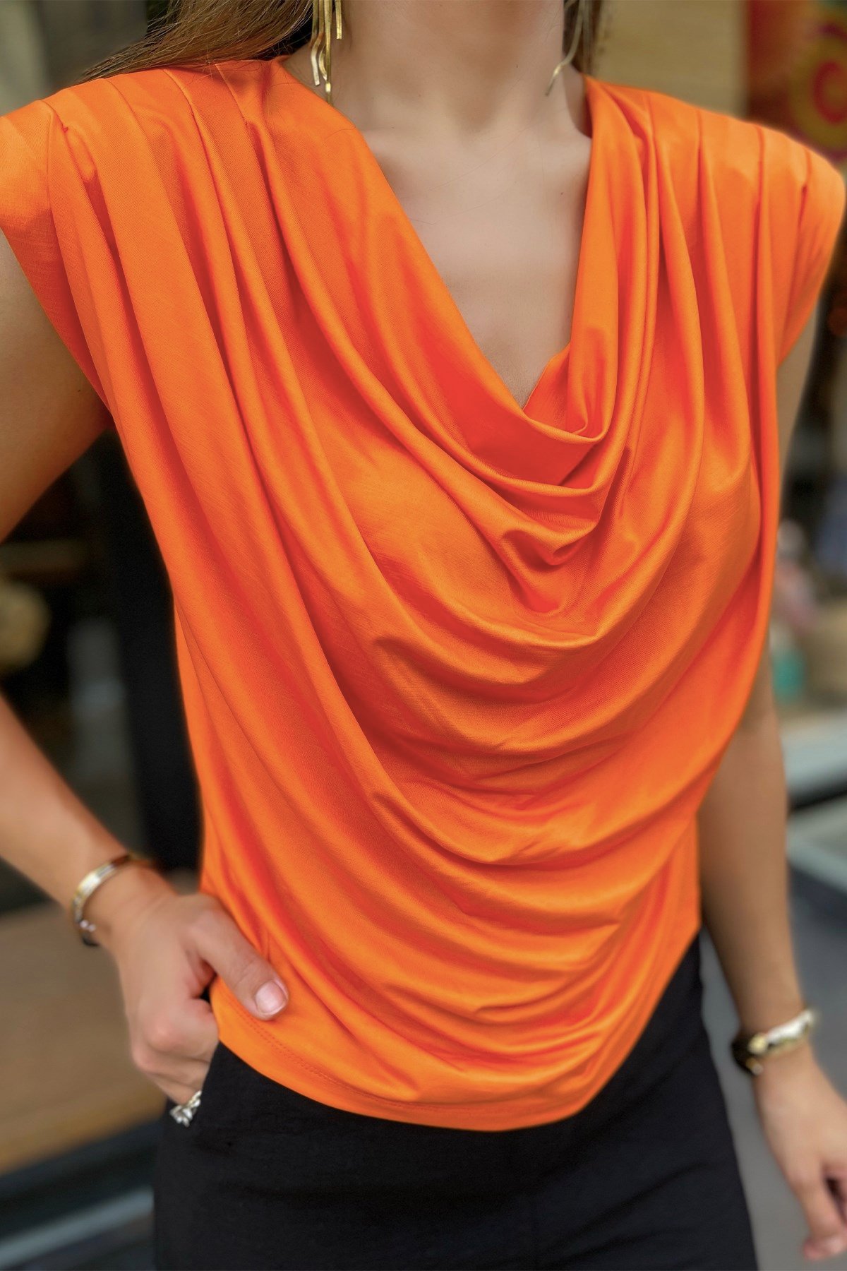 Vatkalı Degaje Yaka Turuncu Bluz 