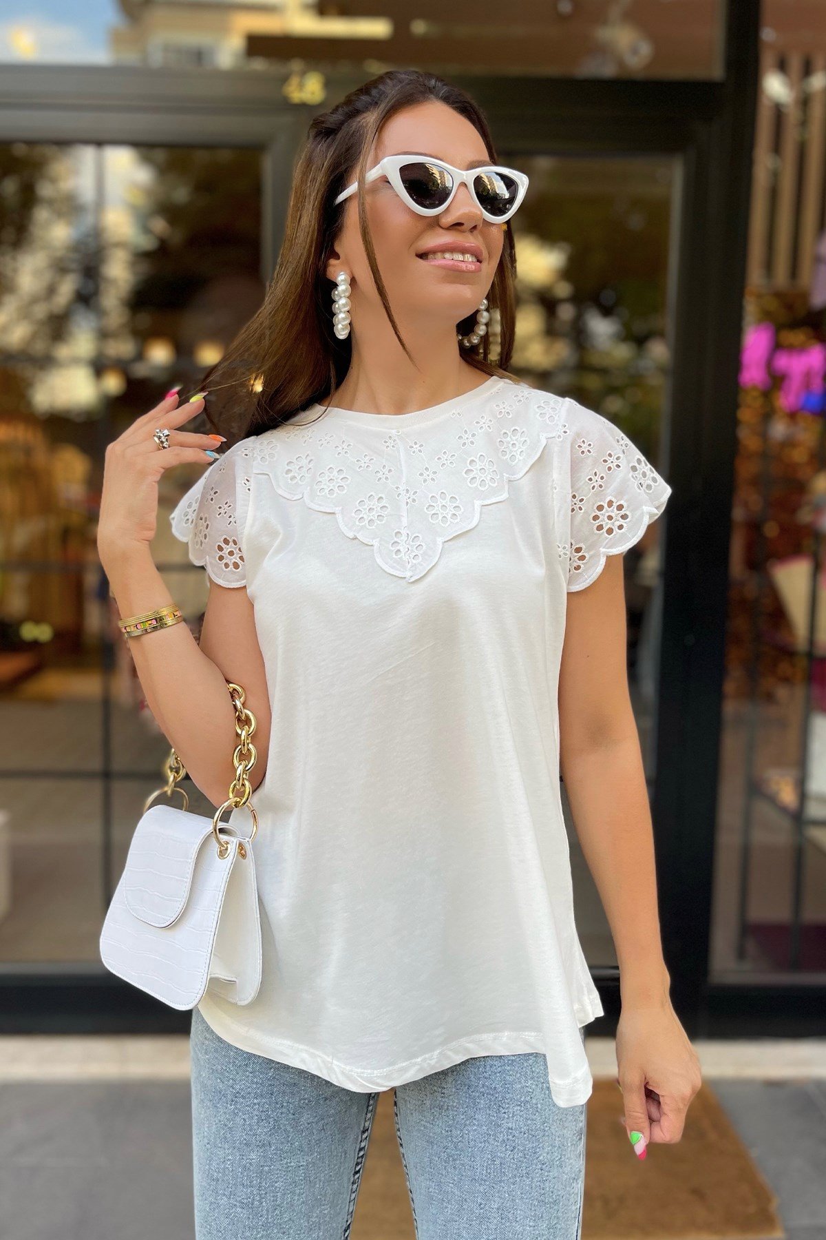 Yakası Güpür Detaylı Beyaz Bluz 