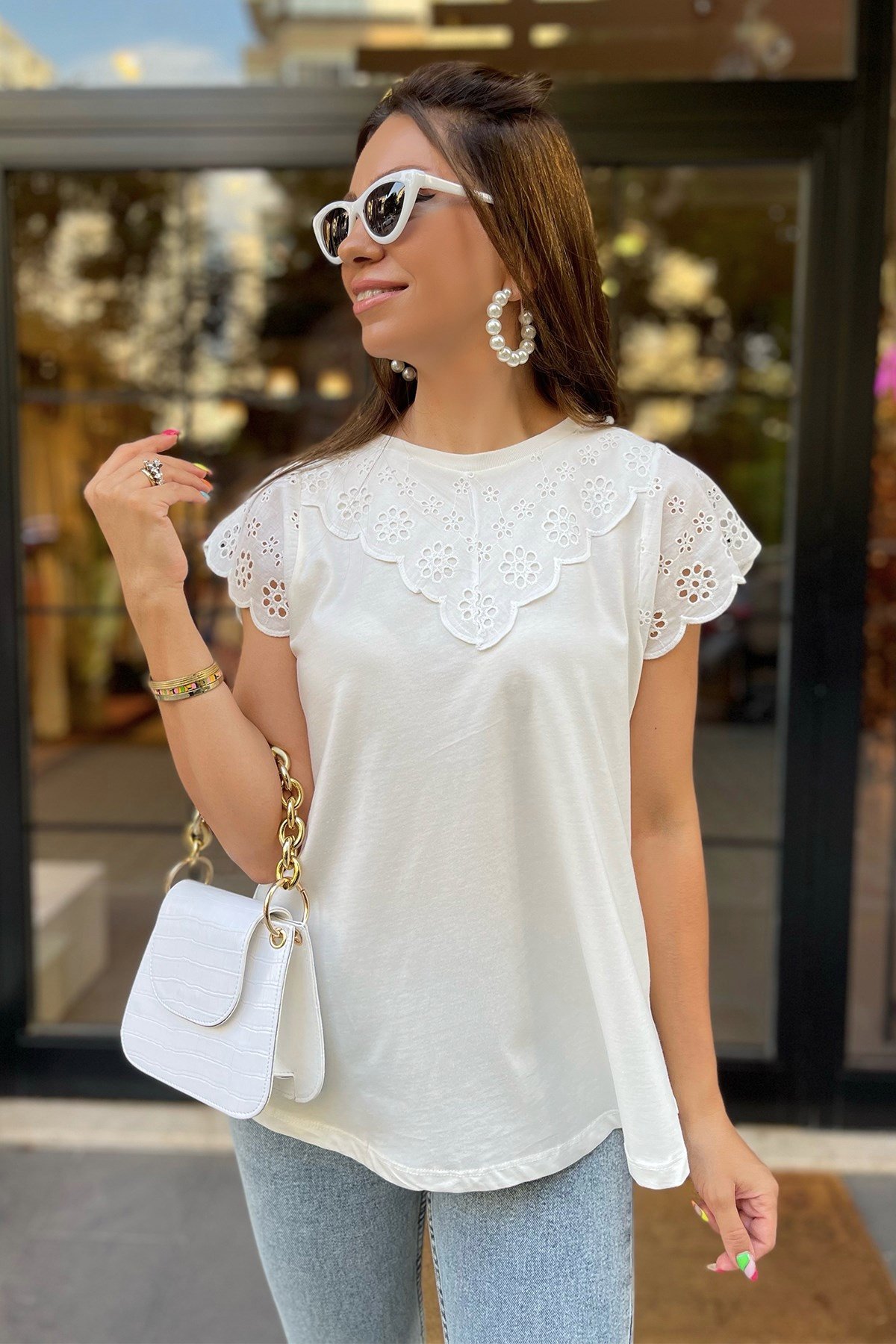 Yakası Güpür Detaylı Beyaz Bluz 
