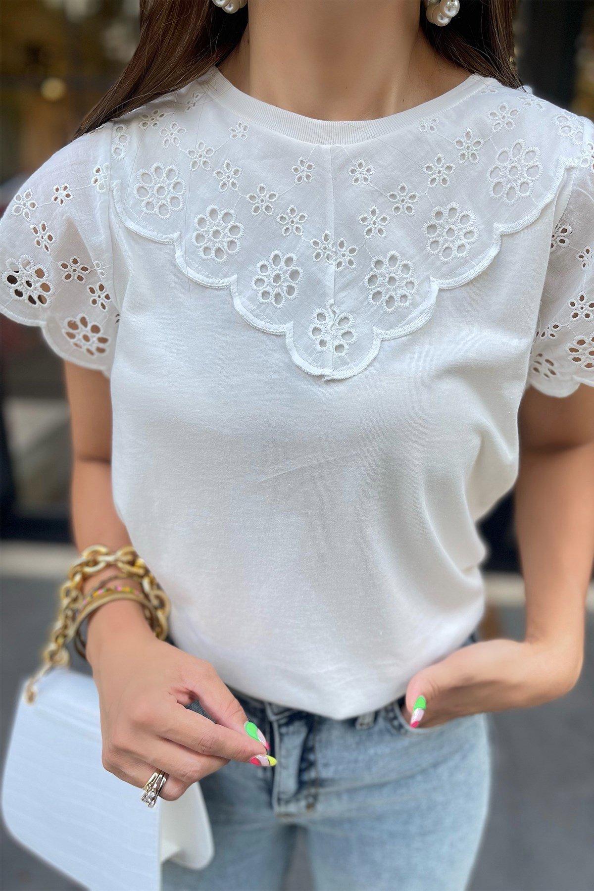 Yakası Güpür Detaylı Beyaz Bluz 