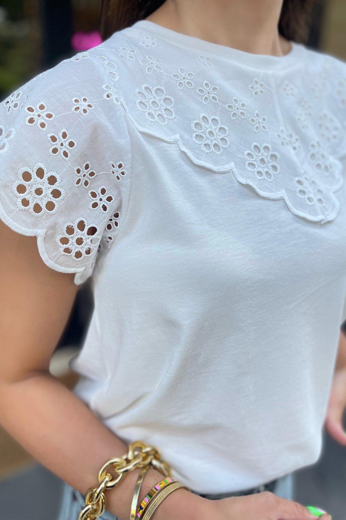 Yakası Güpür Detaylı Beyaz Bluz 