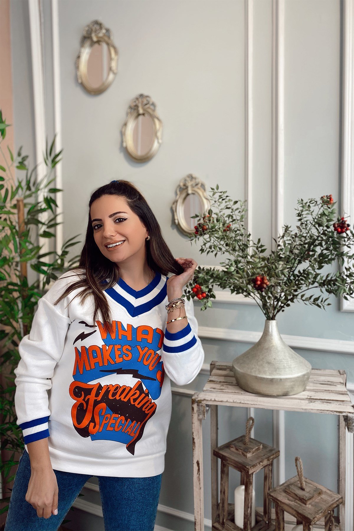 Yakası Mavi Şeritli Sweatshirt