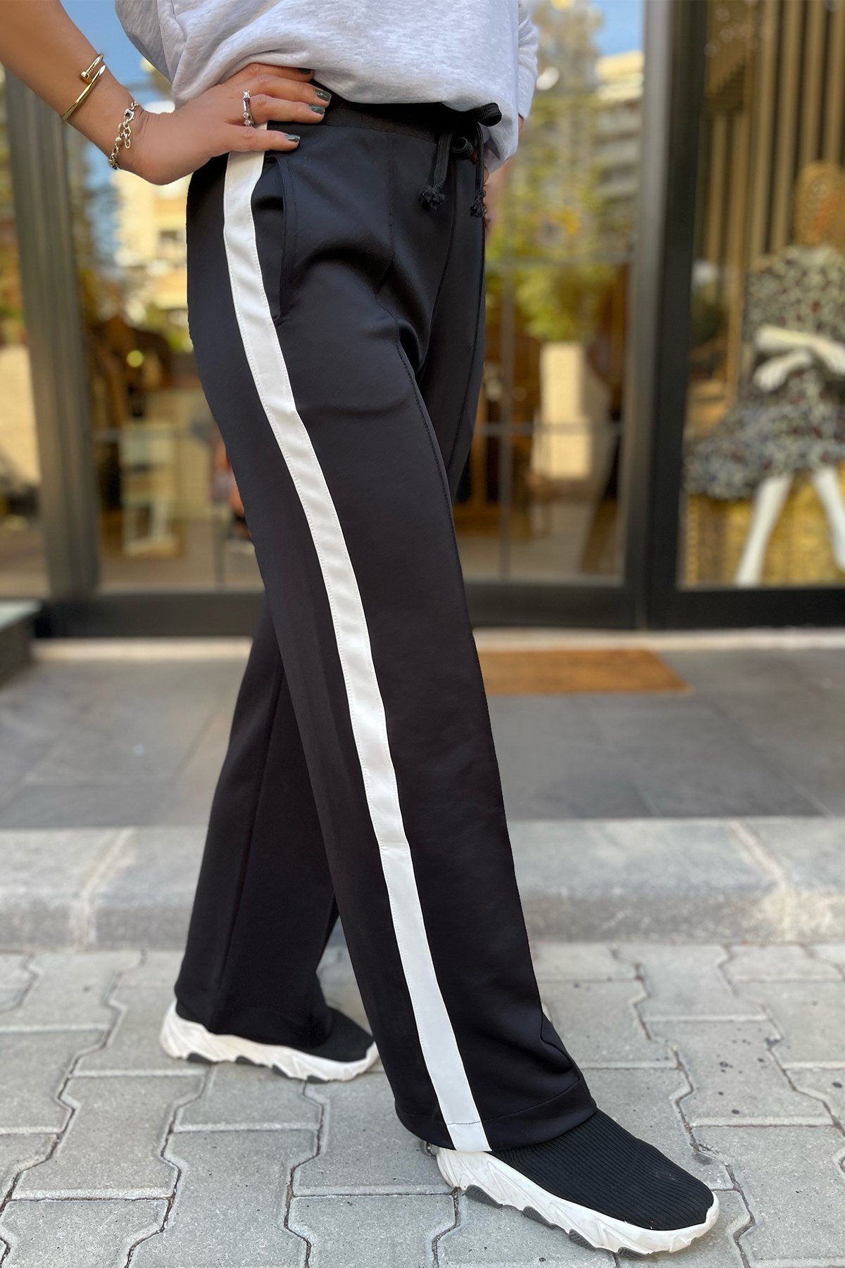 Yanları Şerit Detaylı Siyah Eşofman Pantolon