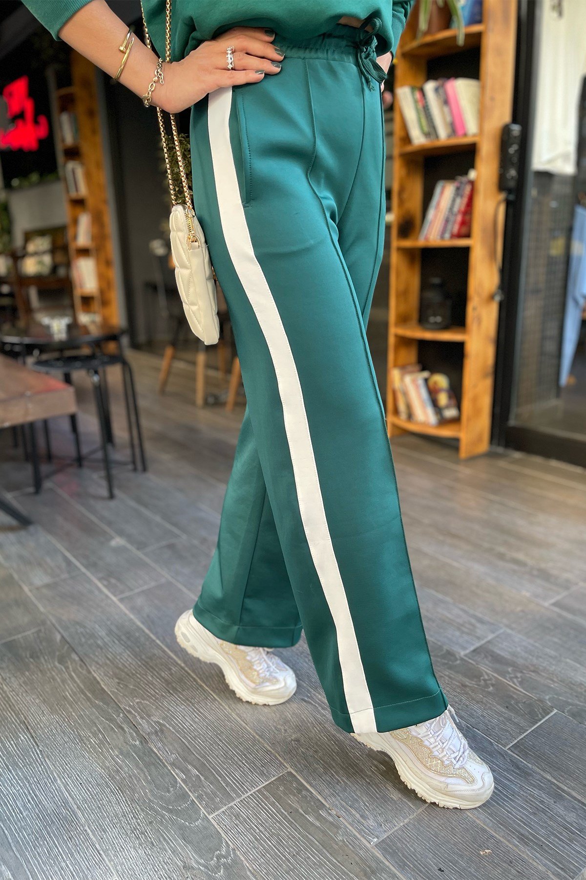 Yanları Şerit Detaylı Yeşil Eşofman Pantolon