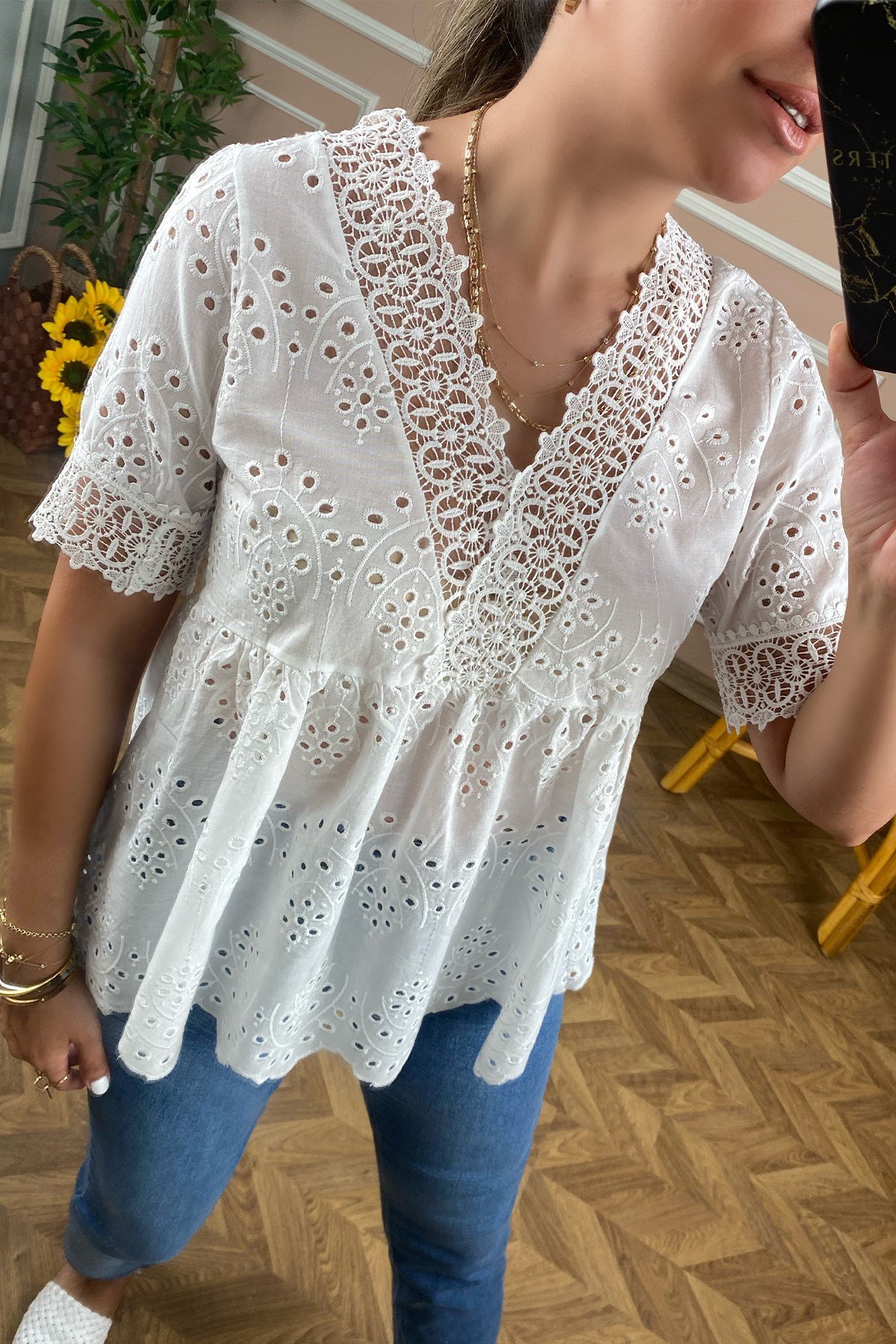 Yarım Kol V Yaka Beyaz Fisto Bluz