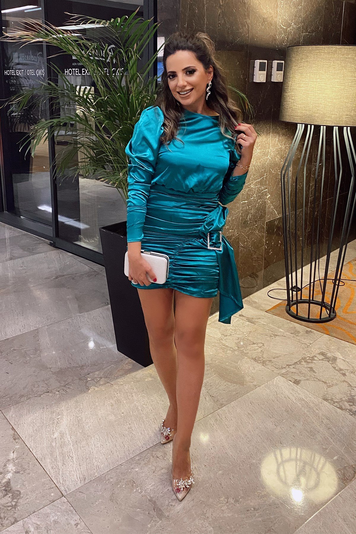 Yeşil Taş Detaylı Drapeli Saten Elbise