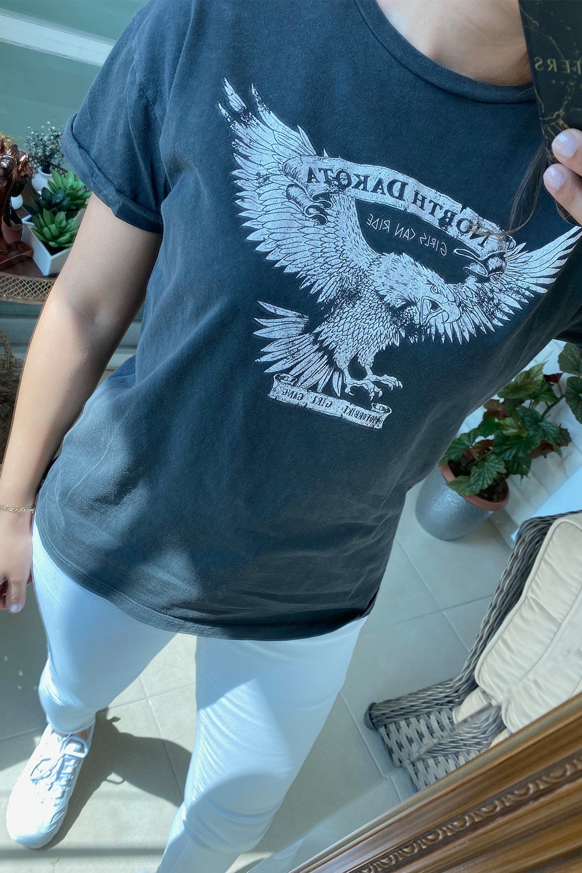 Yıkama Detaylı Kartal Tshirt