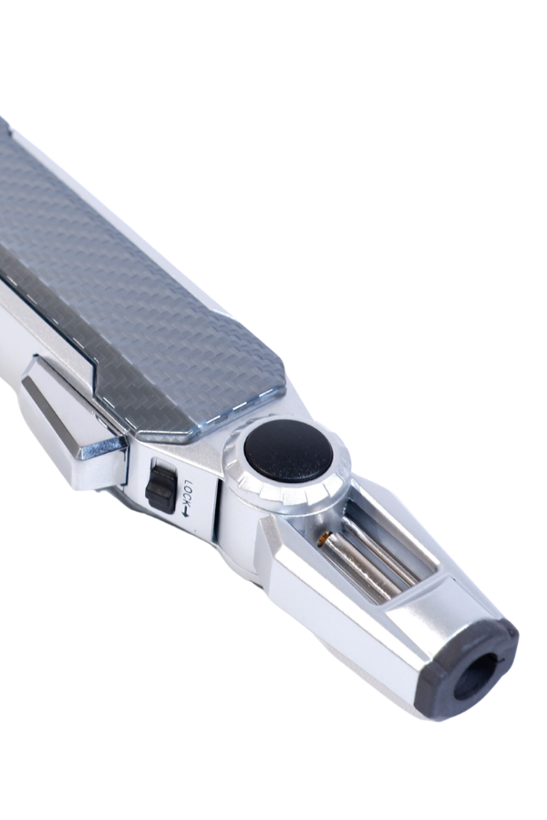 Parmida Tek Torch Pürmüz Oynar Başlıklı Karbon Desenli Gümüş Masa Tipi Metal Puro Çakmağı