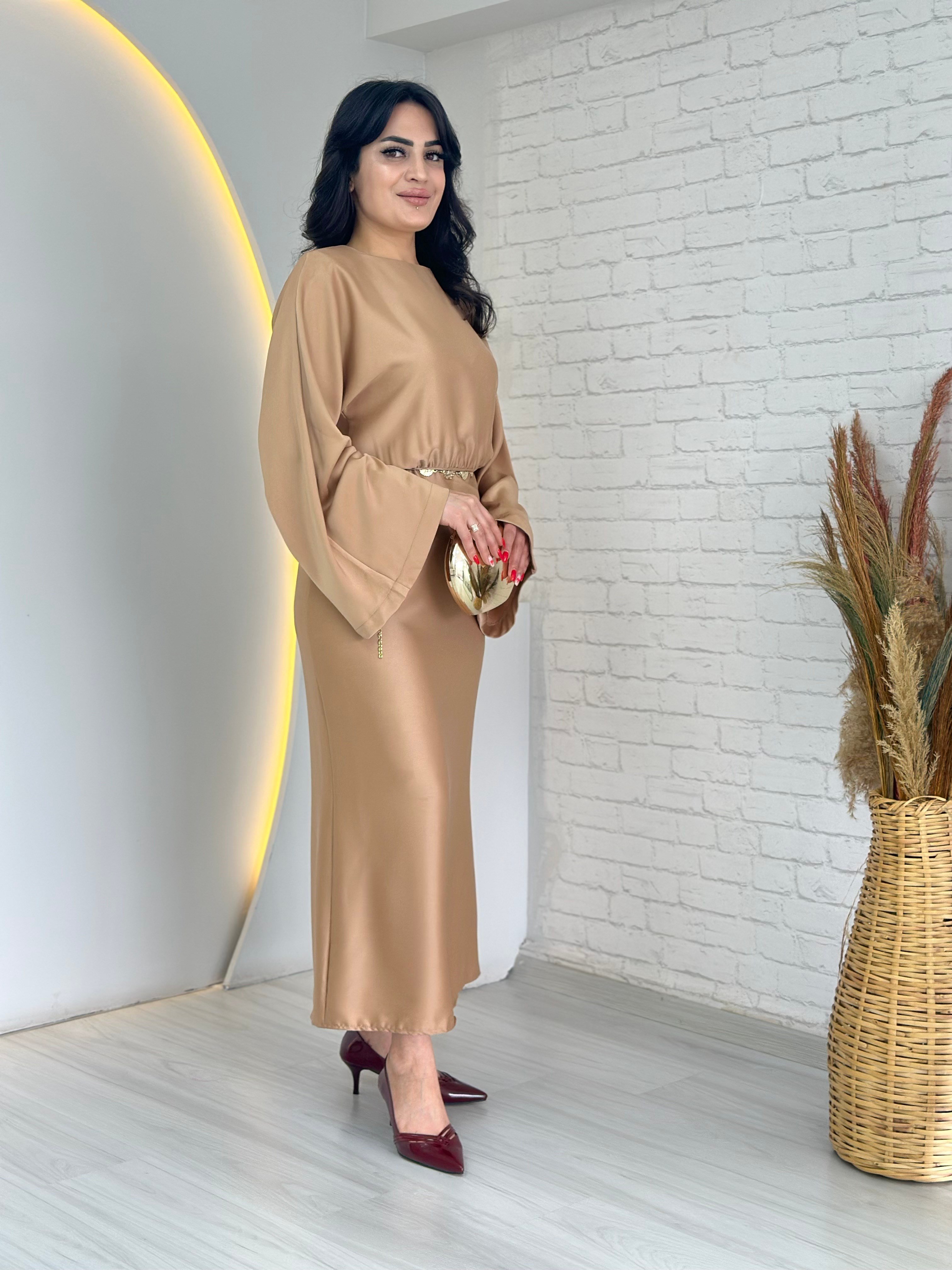 Alia Camel Vatkalı Yırtmaçlı Kemerli Midi Boy Elbise D100