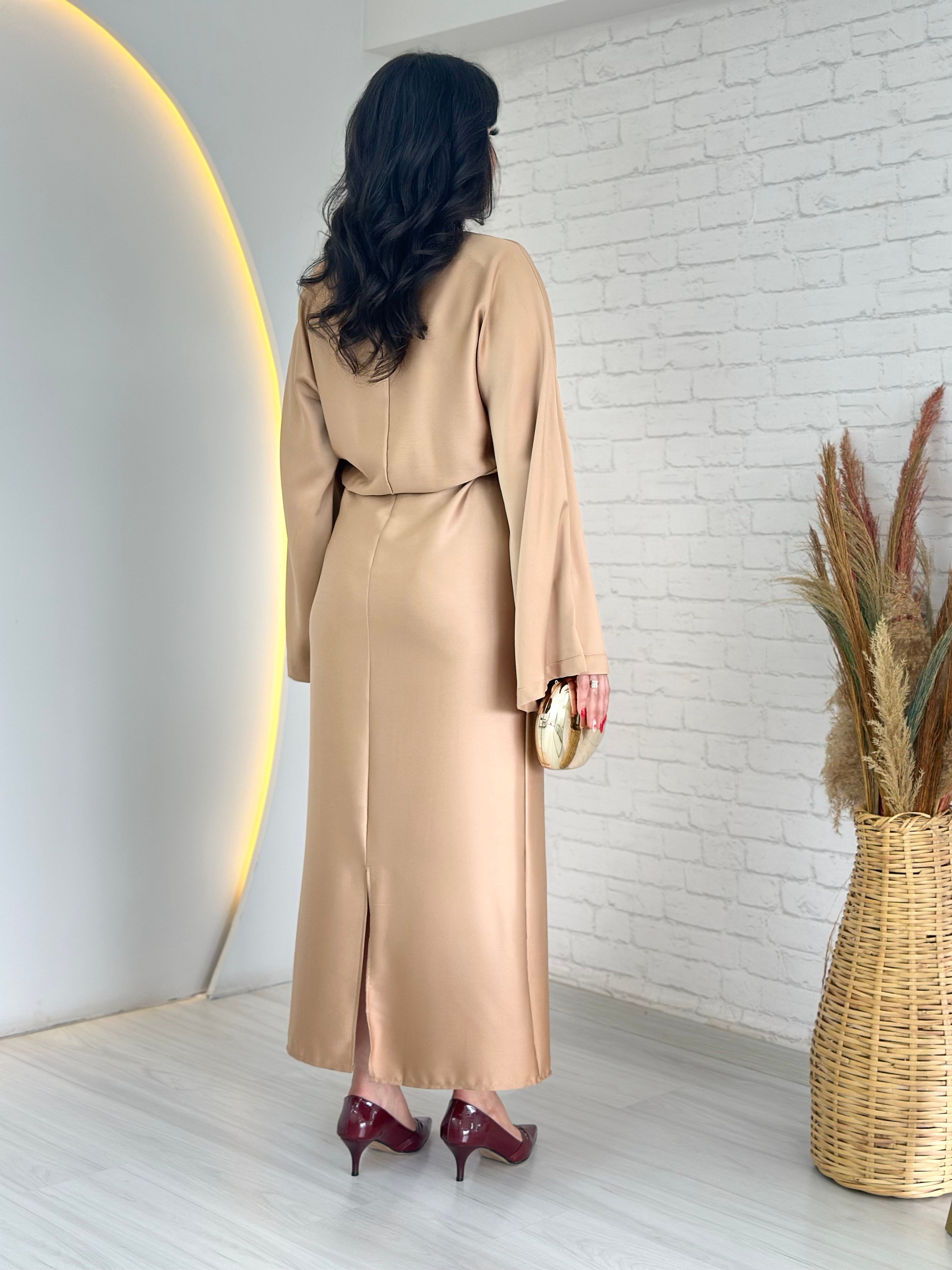 Alia Camel Vatkalı Yırtmaçlı Kemerli Midi Boy Elbise D100