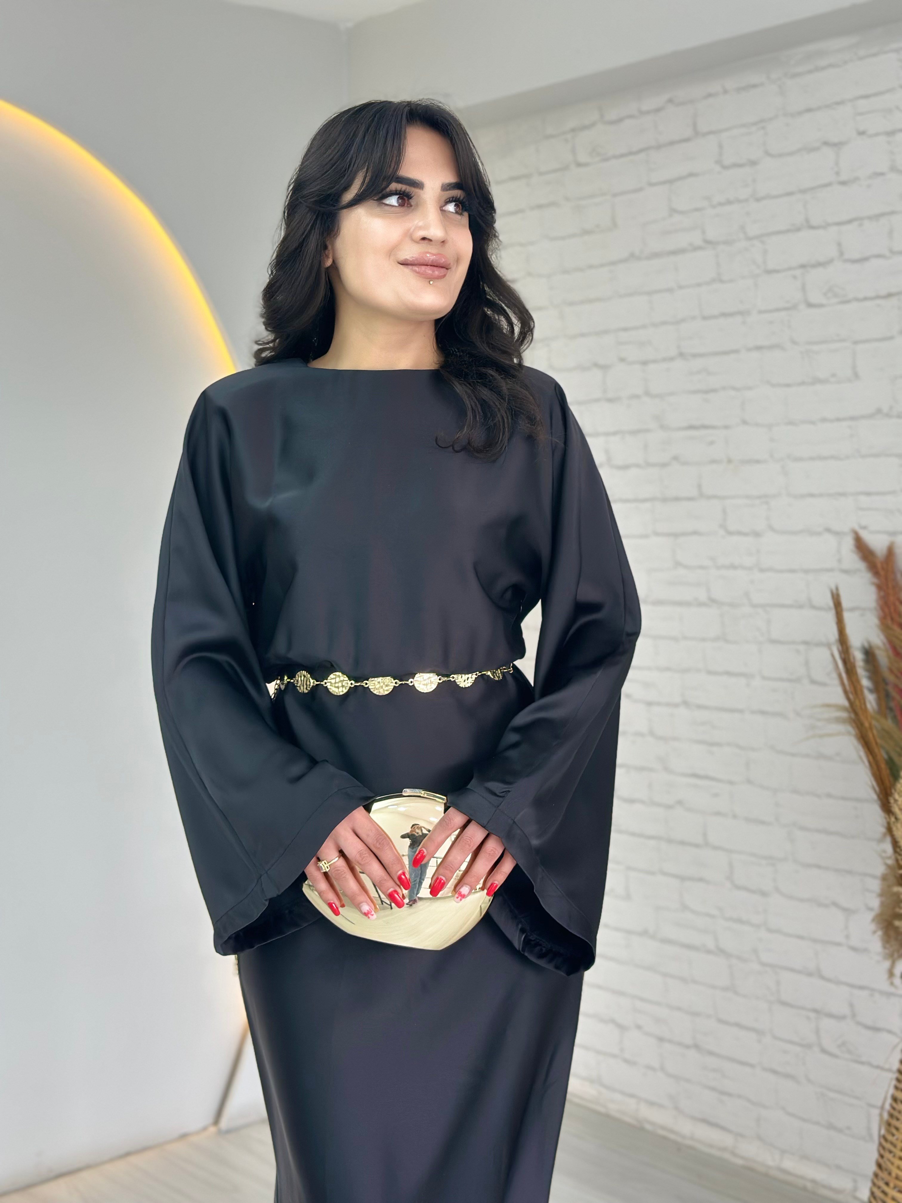 Alia Siyah Vatkalı Yırtmaçlı Kemerli Midi Boy Elbise D100