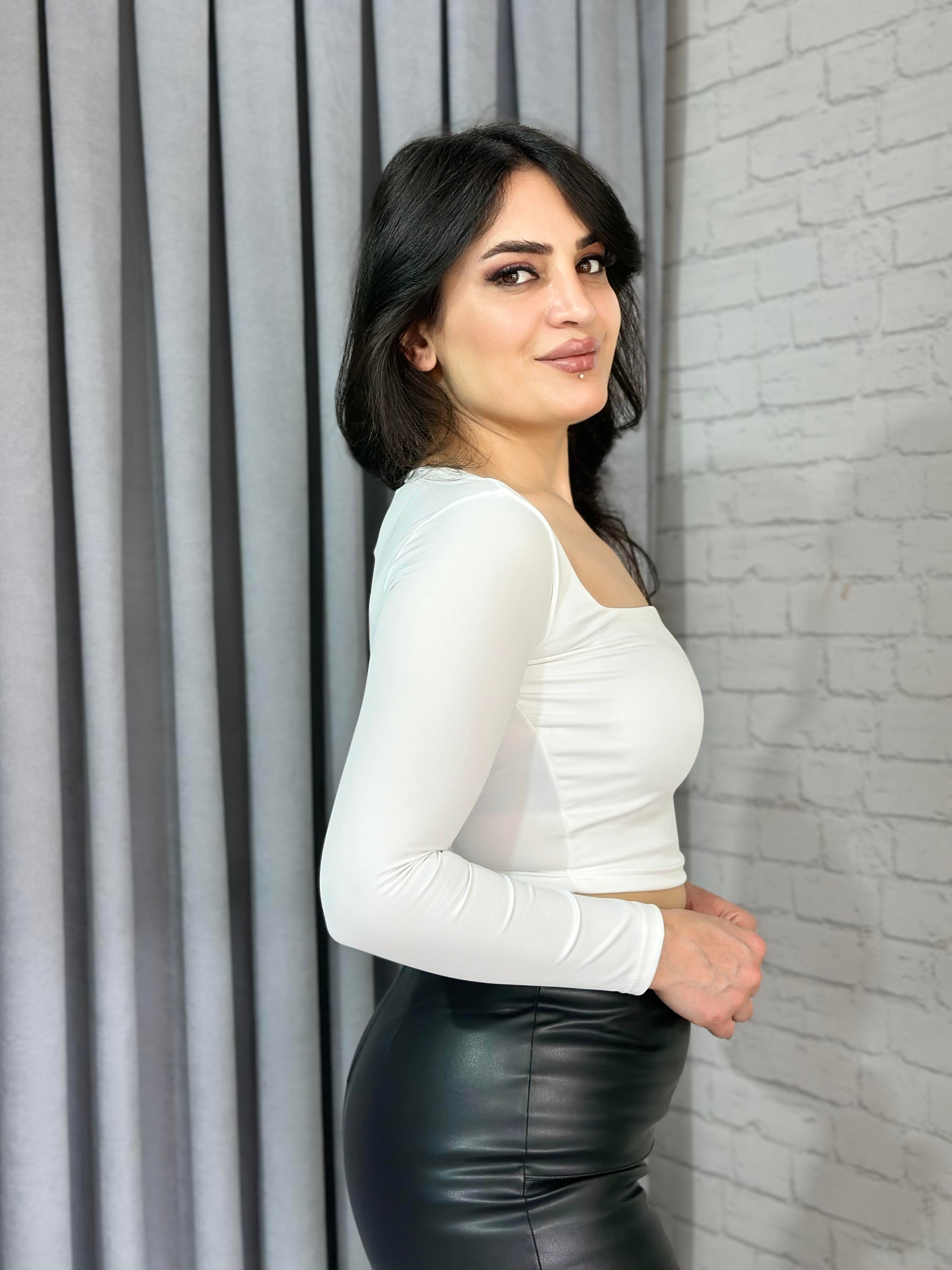 Beyaz Kare Yaka Sandy Kumaş Basic Crop Bluz