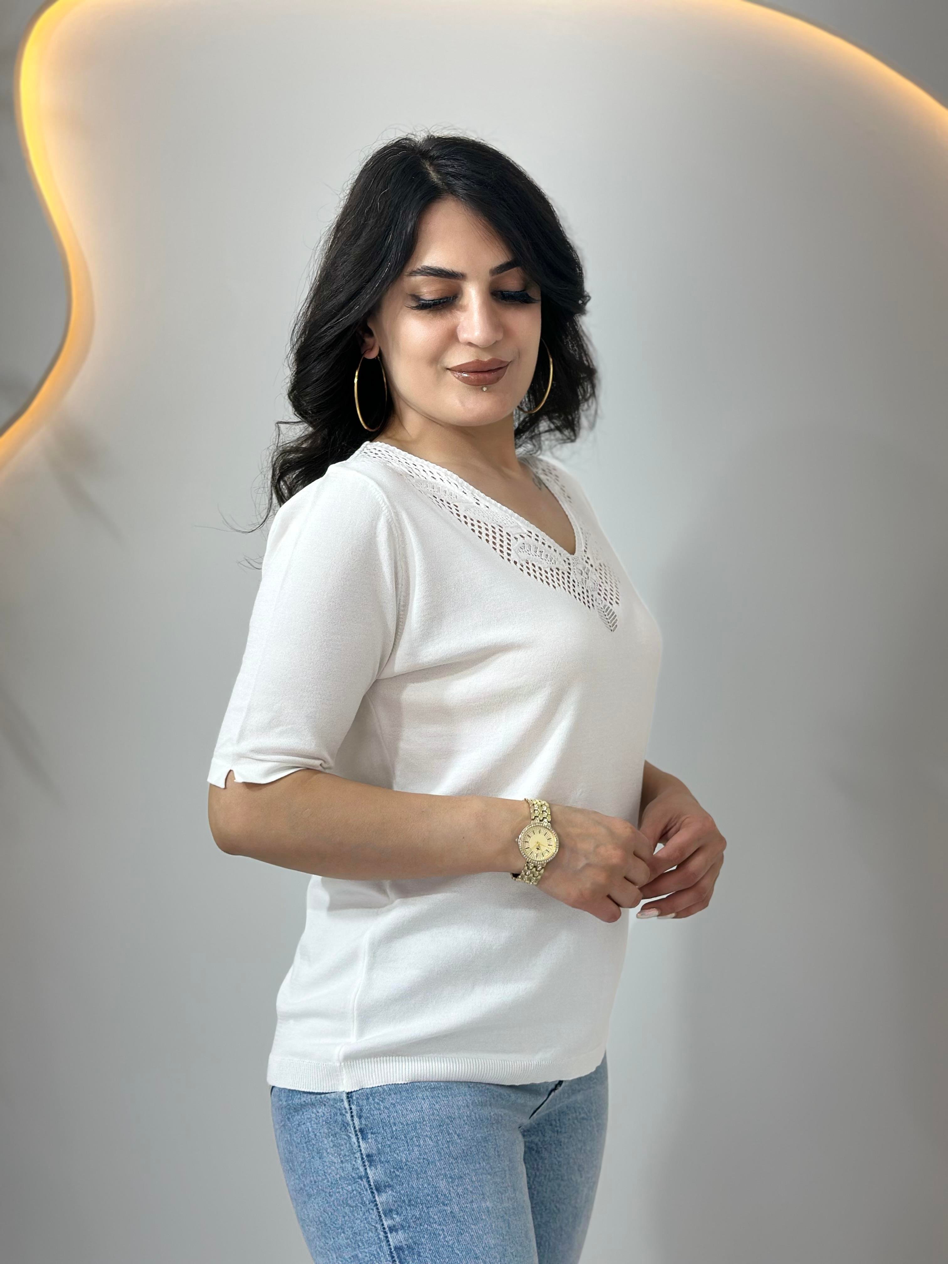 Beyaz  V Yaka Dantel İşleme Yarım Kol Tshirt Bluz A021