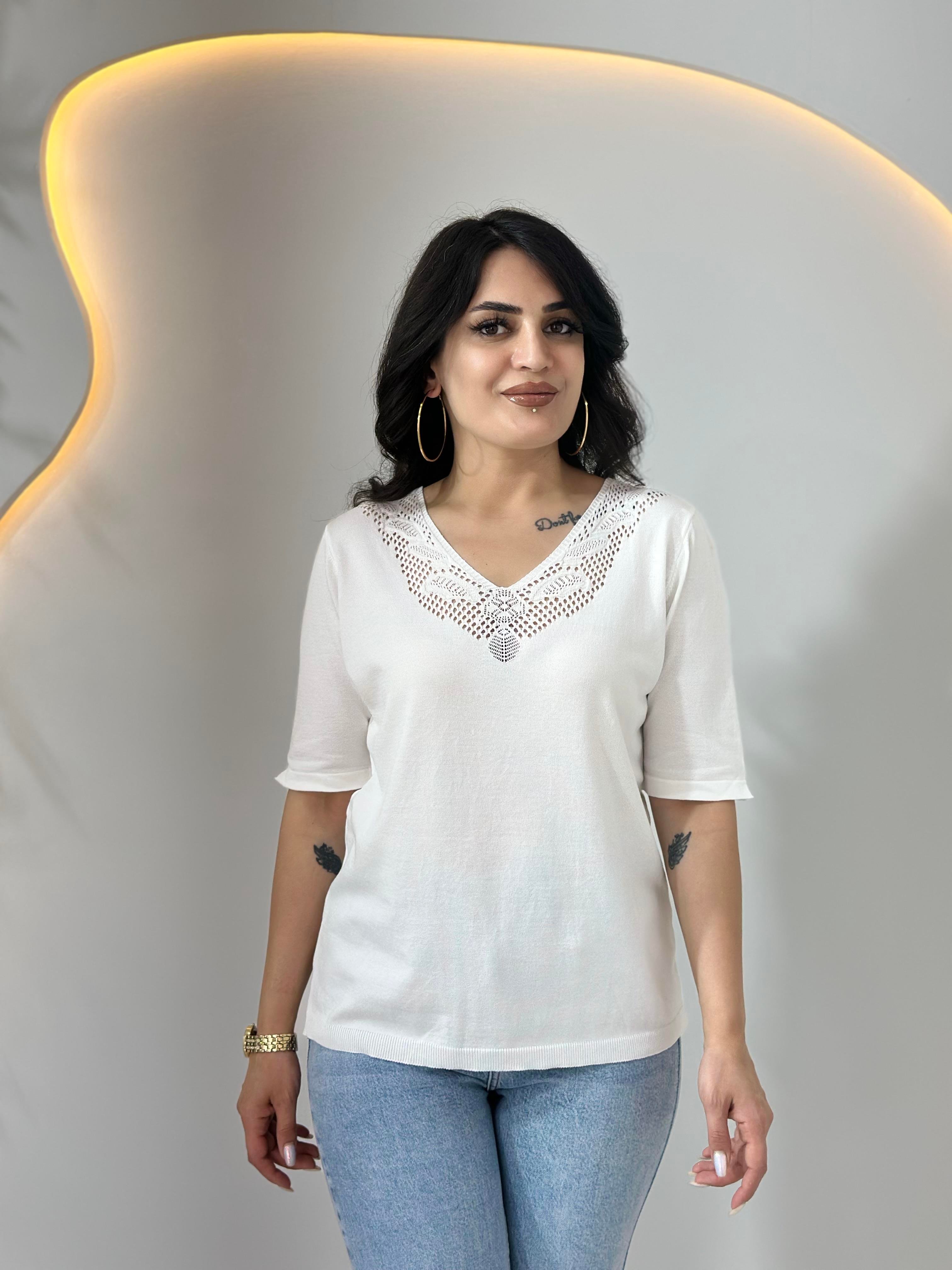 Beyaz  V Yaka Dantel İşleme Yarım Kol Tshirt Bluz A021