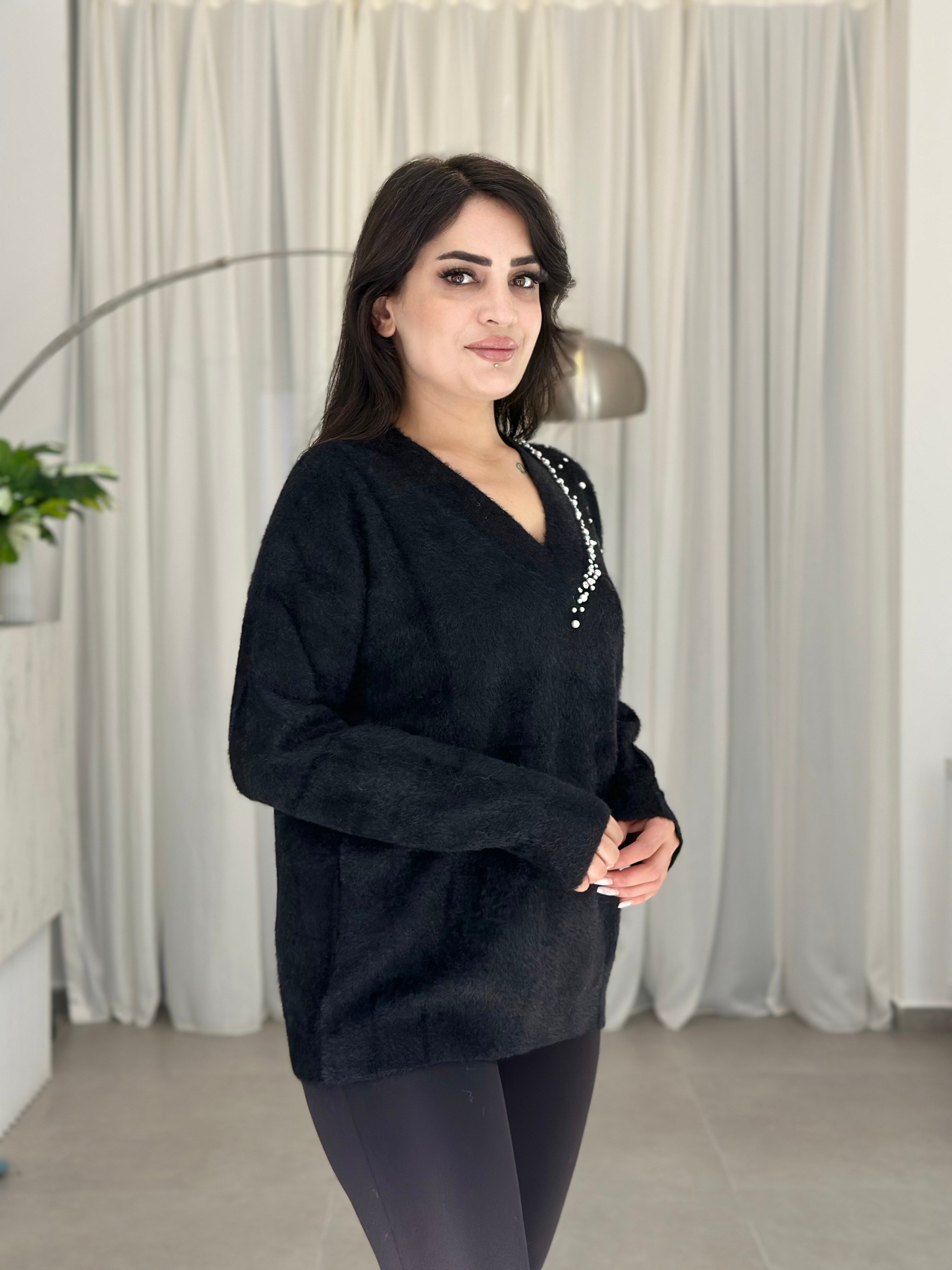 Hayla V Yaka Taş Ve İnci Detaylı Yumoş Triko Kazak Siyah