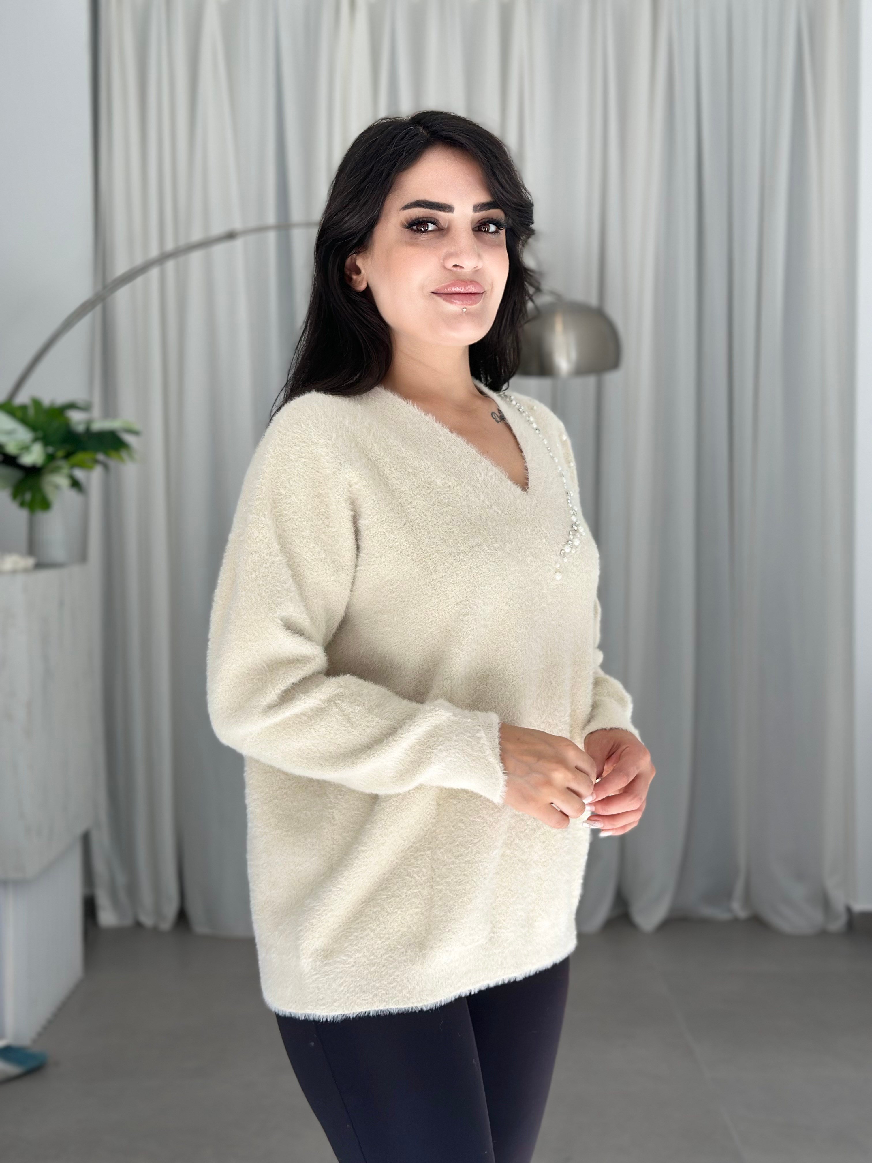 Hayla V Yaka Taş Ve İnci Detaylı Yumoş Triko Kazak Bej