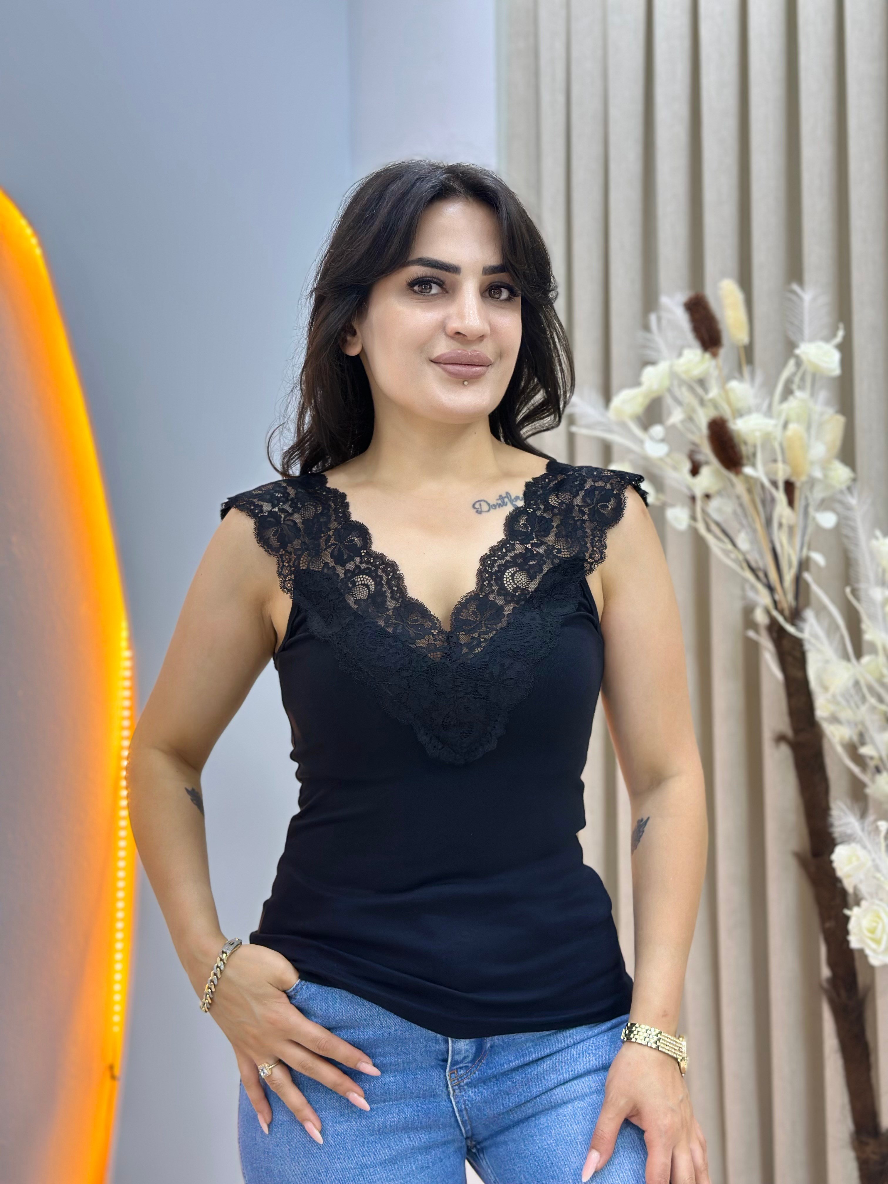 Libo Siyah V Yaka Güpür Dantelli Atlet D154