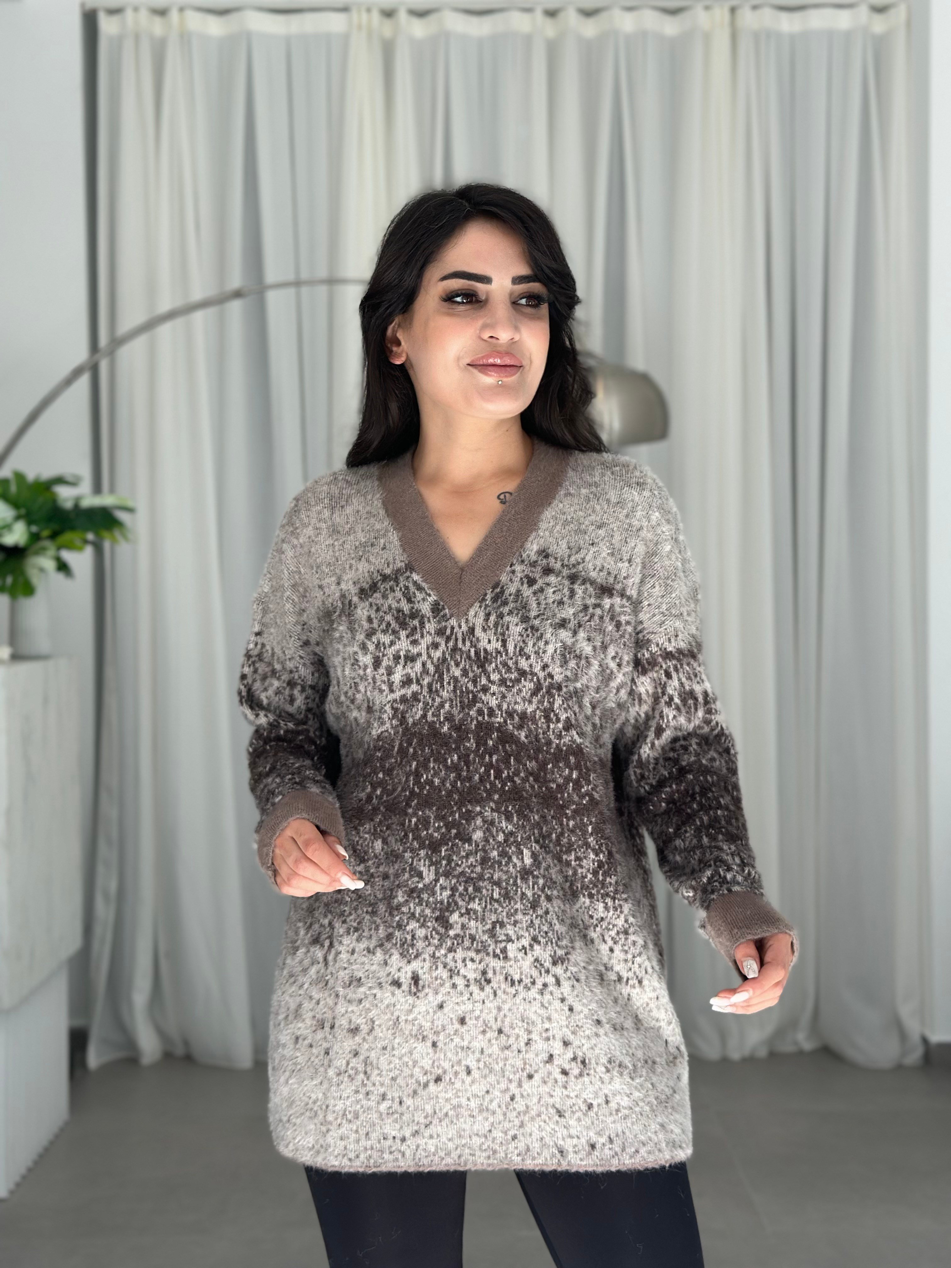 Maren V Yaka Kol Detaylı Batik Desen Yumuşak Dokulu Oversize Kazak Vizon