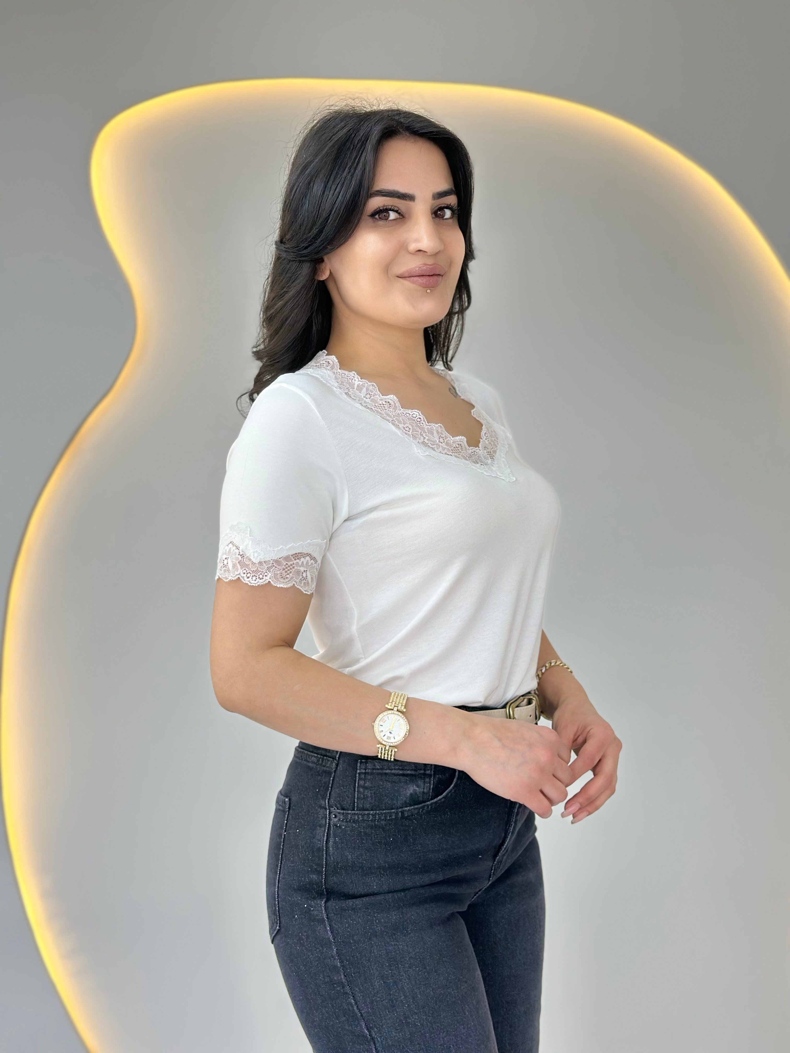 Pade Beyaz Dantel İşlemeli Viskon Bluz D067