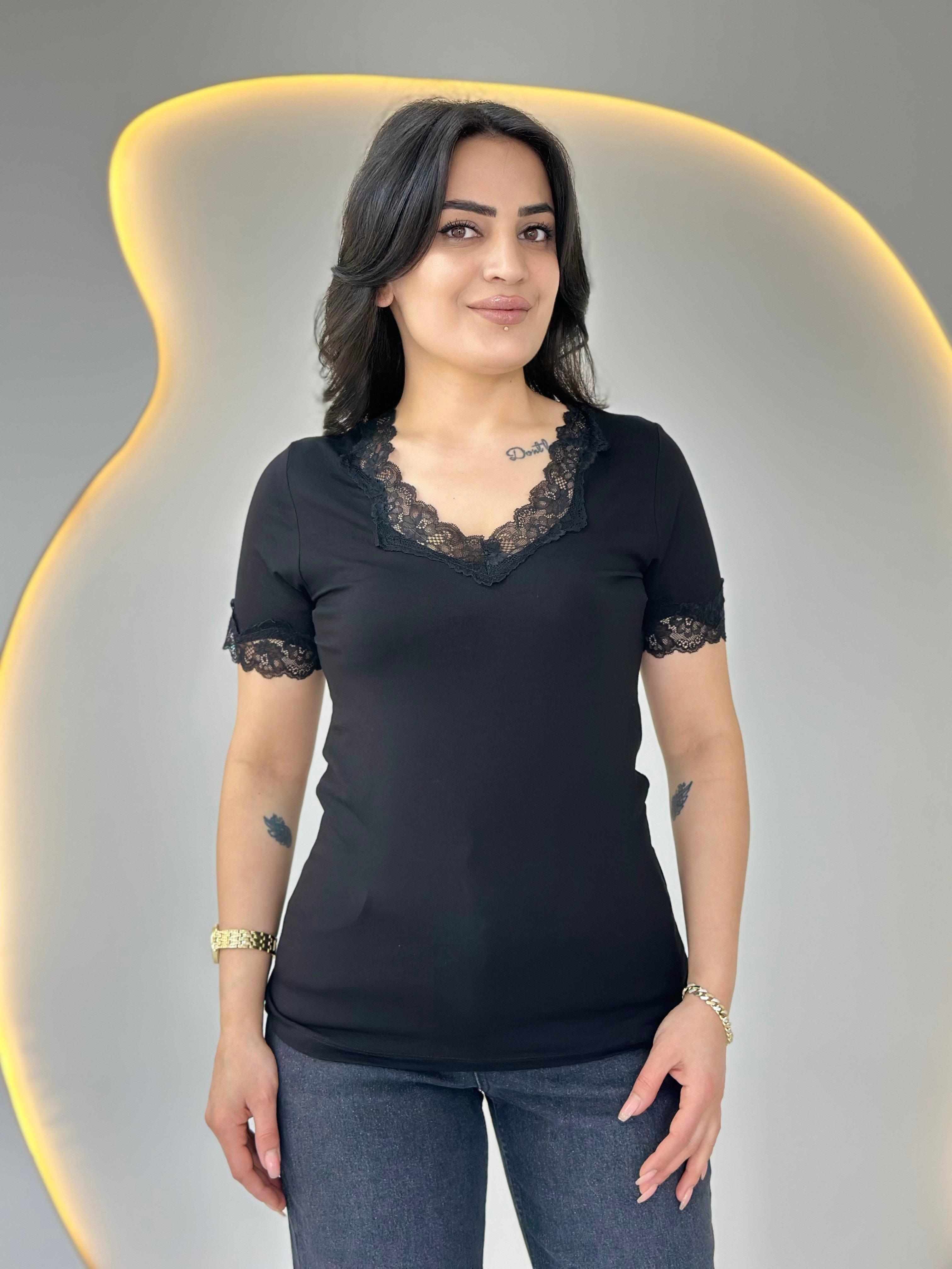 Pade Siyah Dantel İşlemeli Viskon Bluz D067