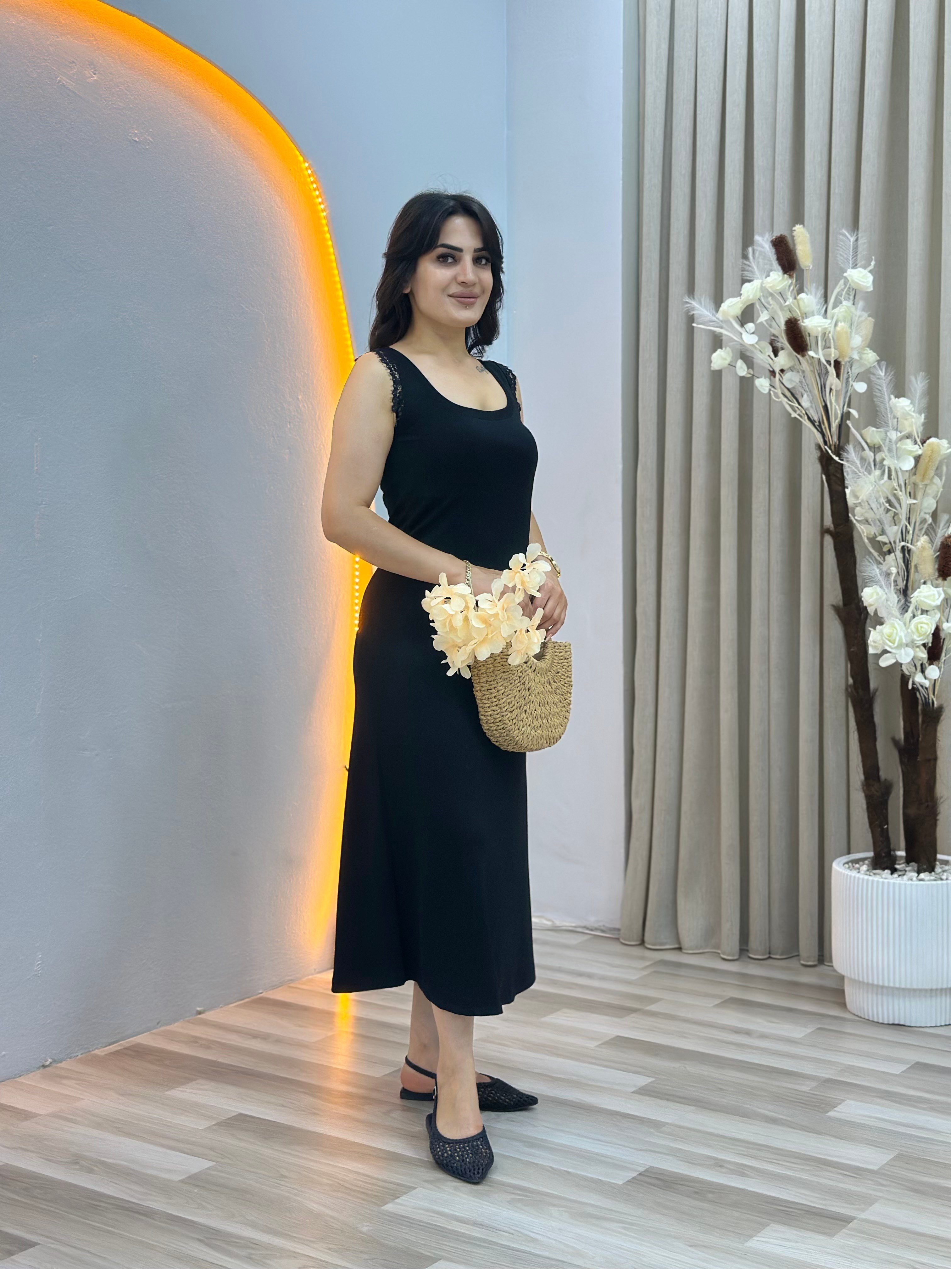 Parse Siyah Dantel Omuz Detaylı Midi Elbise D157
