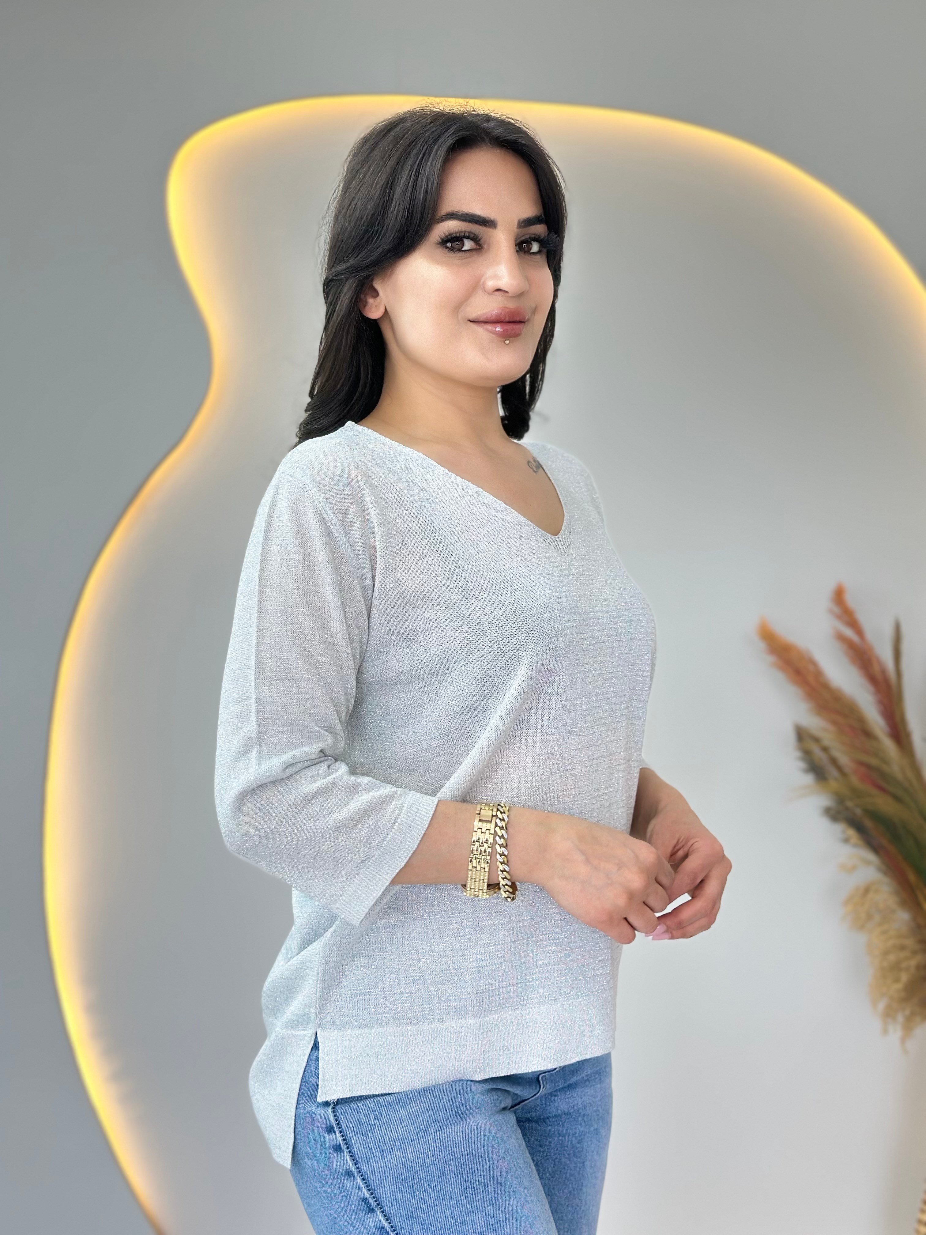 Suzy Beyaz V Yaka Sim İşlemeli Merserize Bluz D116