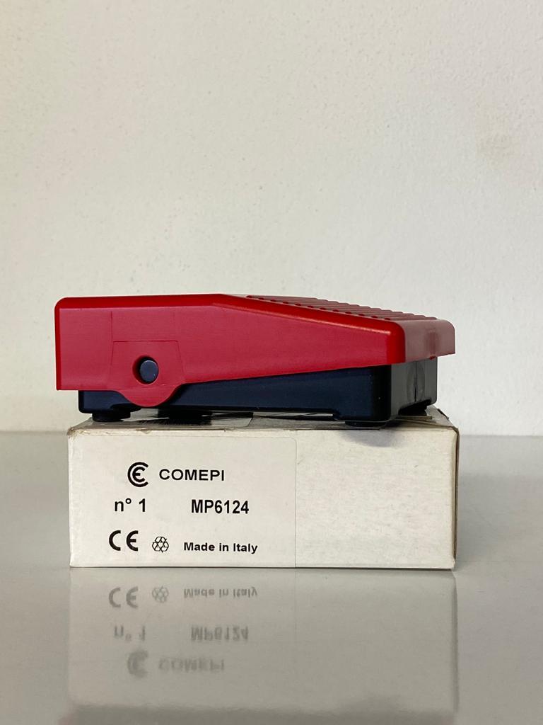COMEPI KÜÇÜK AYAK PEDALI KIRMIZI Yaylı 1 Enversör kontak 6A 250V