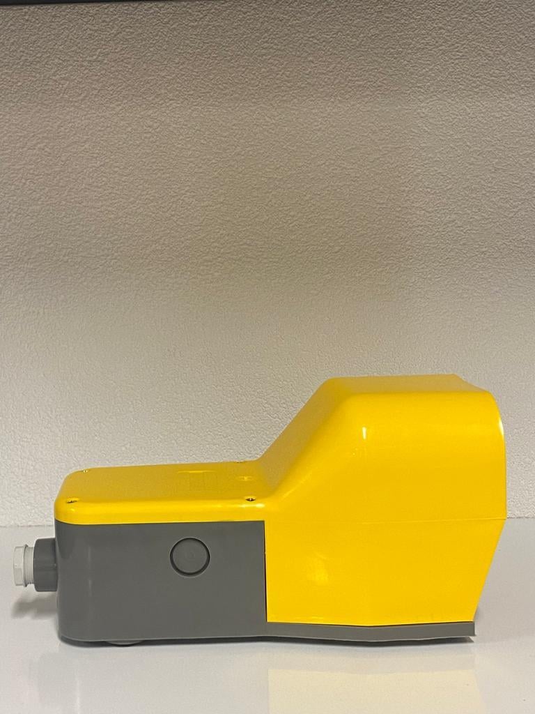 COMEPI TEKLİ AYAK PEDALI BÜYÜK SARI Koruma kapaklı yaylı bir kademe emniyet mandalı 1NA 1NK 10A 250VAC 