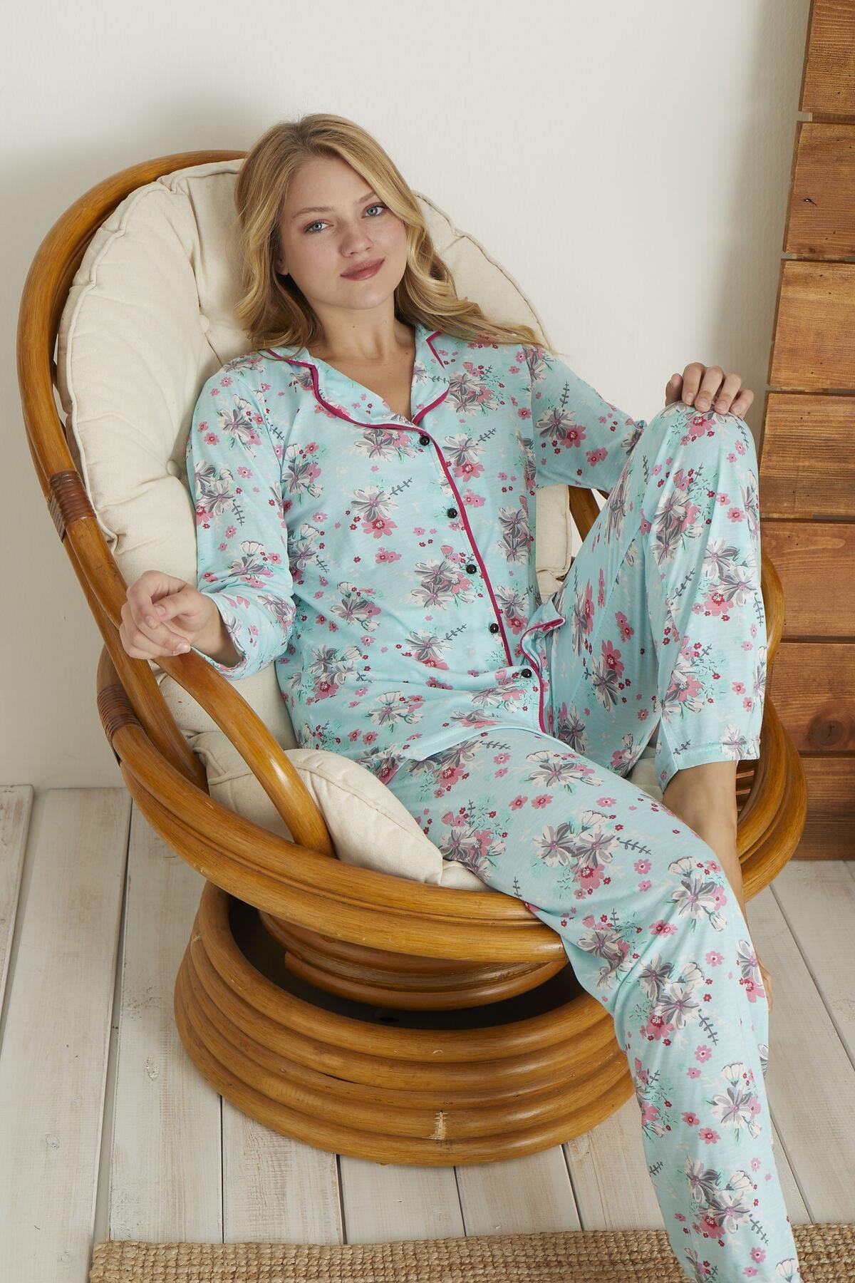 Canlı Mavi Renginde Önden Düğmeli Kırmızı Çiçek Desenli Pijama Takımı