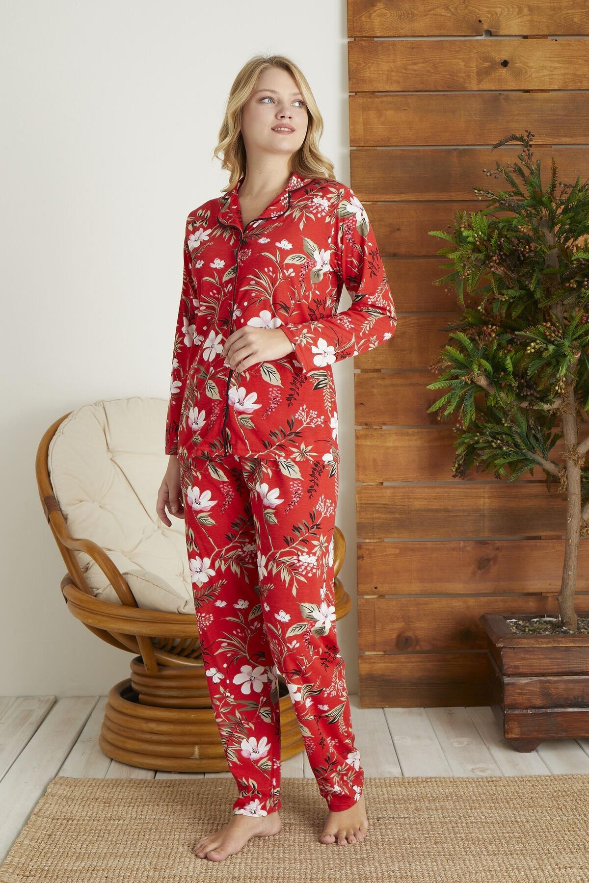 Kırmızı Renginde Önden Düğmeli Çiçek Desenli Pijama Takımı