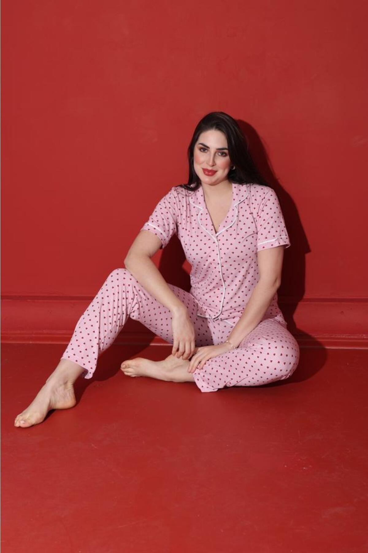 Pembe Renginde Önden Düğmeli Kısa Kollu Kalp Baskılı Pijama Takımı
