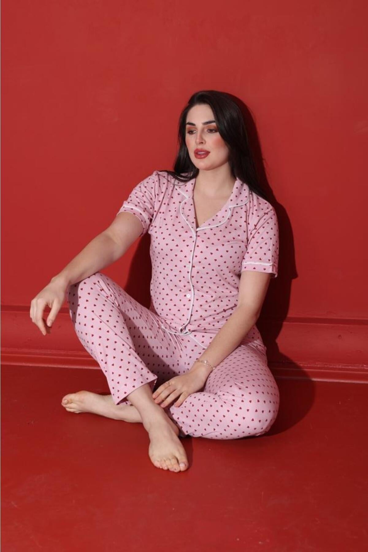 Pembe Renginde Önden Düğmeli Kısa Kollu Kalp Baskılı Pijama Takımı