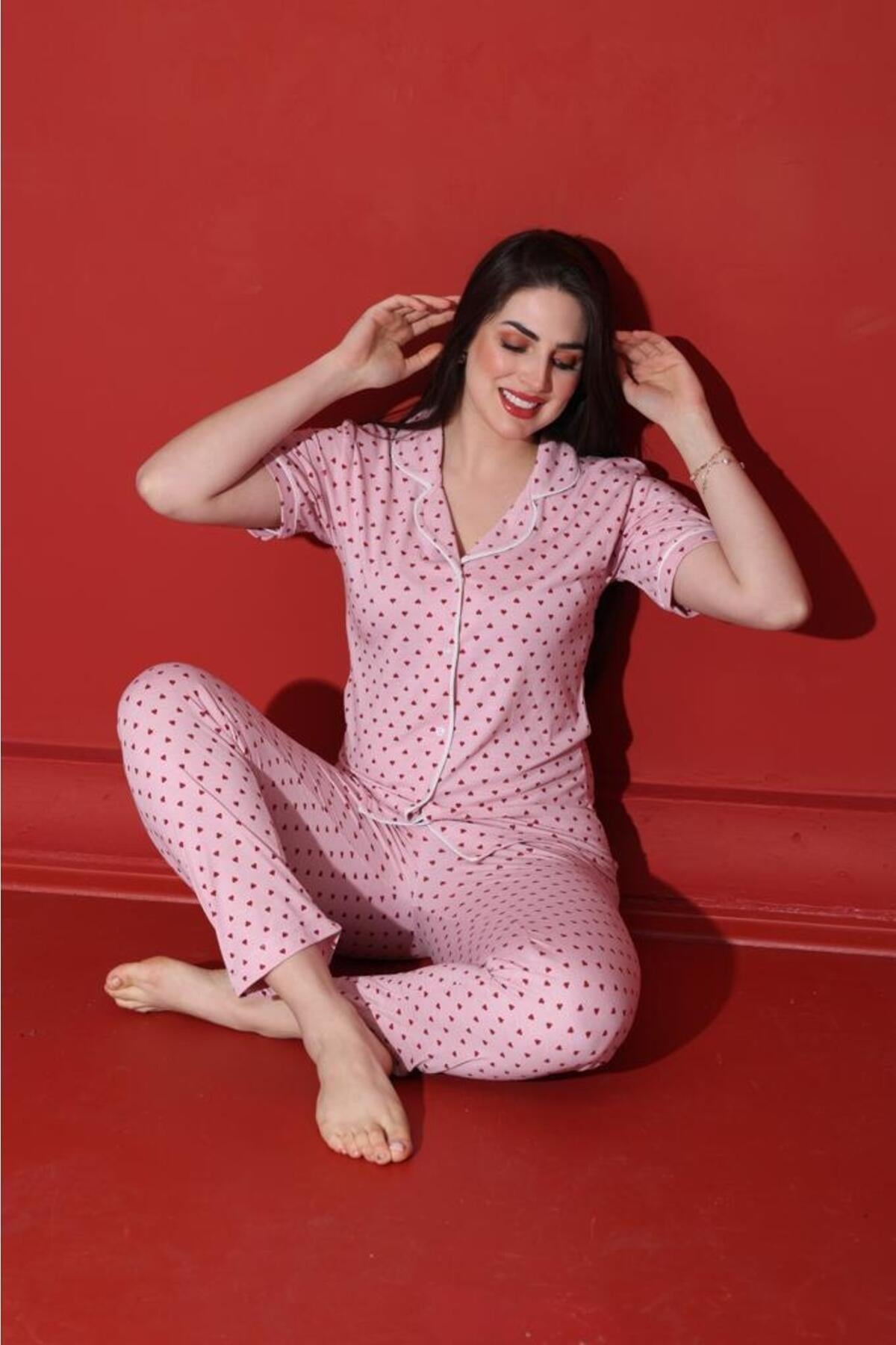 Pembe Renginde Önden Düğmeli Kısa Kollu Kalp Baskılı Pijama Takımı
