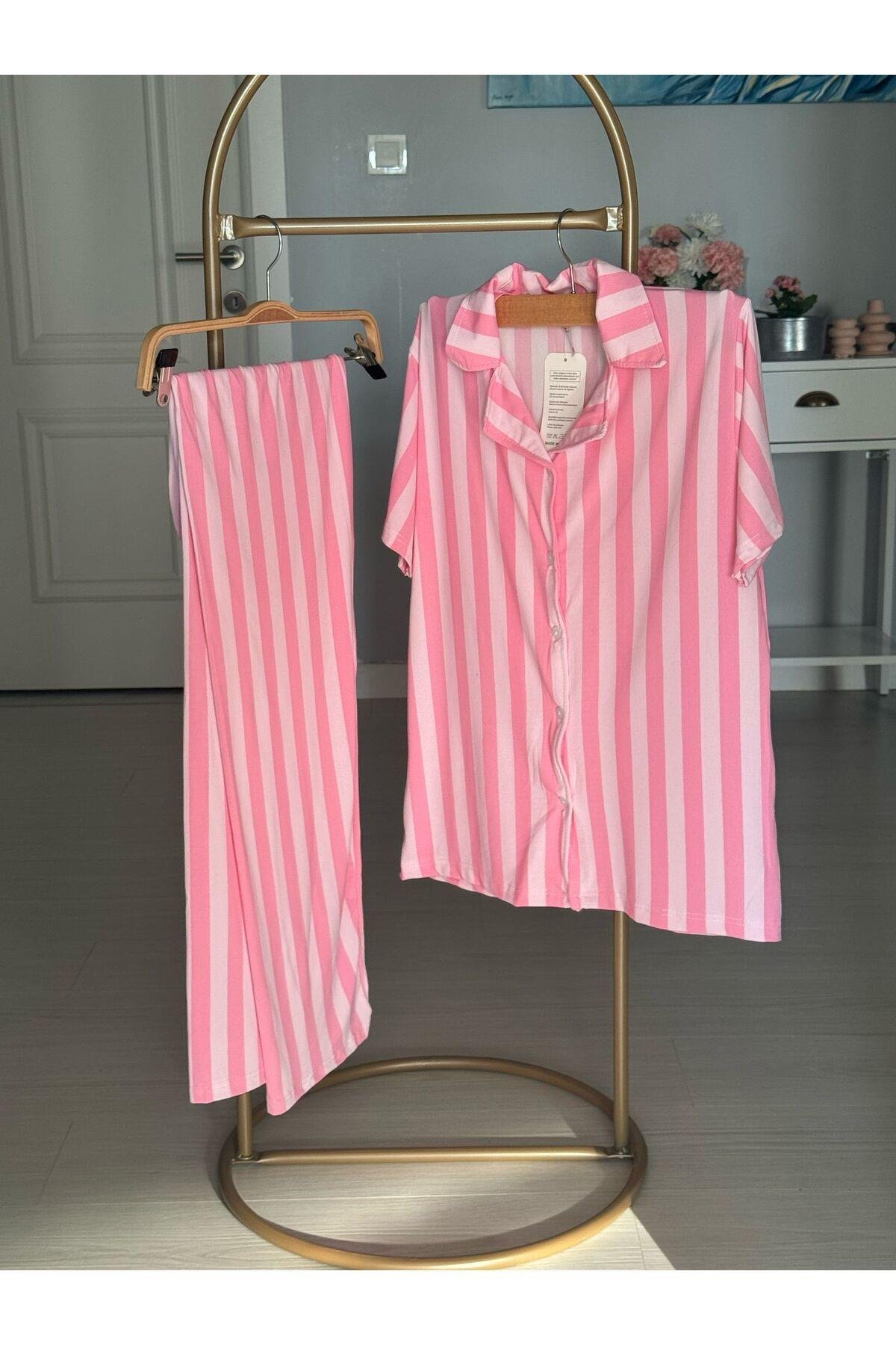 Pembe Renginde Önden Düğmeli Kısa Kollu  Düz Çizgili Pijama Takımı