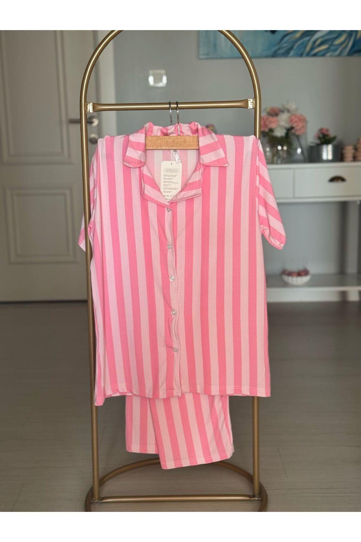 Pembe Renginde Önden Düğmeli Kısa Kollu  Düz Çizgili Pijama Takımı