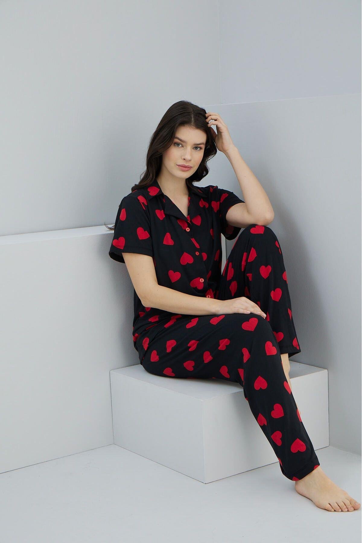 Siyah Renginde Önden Düğmeli Kısa Kollu  Kırmızı Kalp Desenli Pijama Takımı