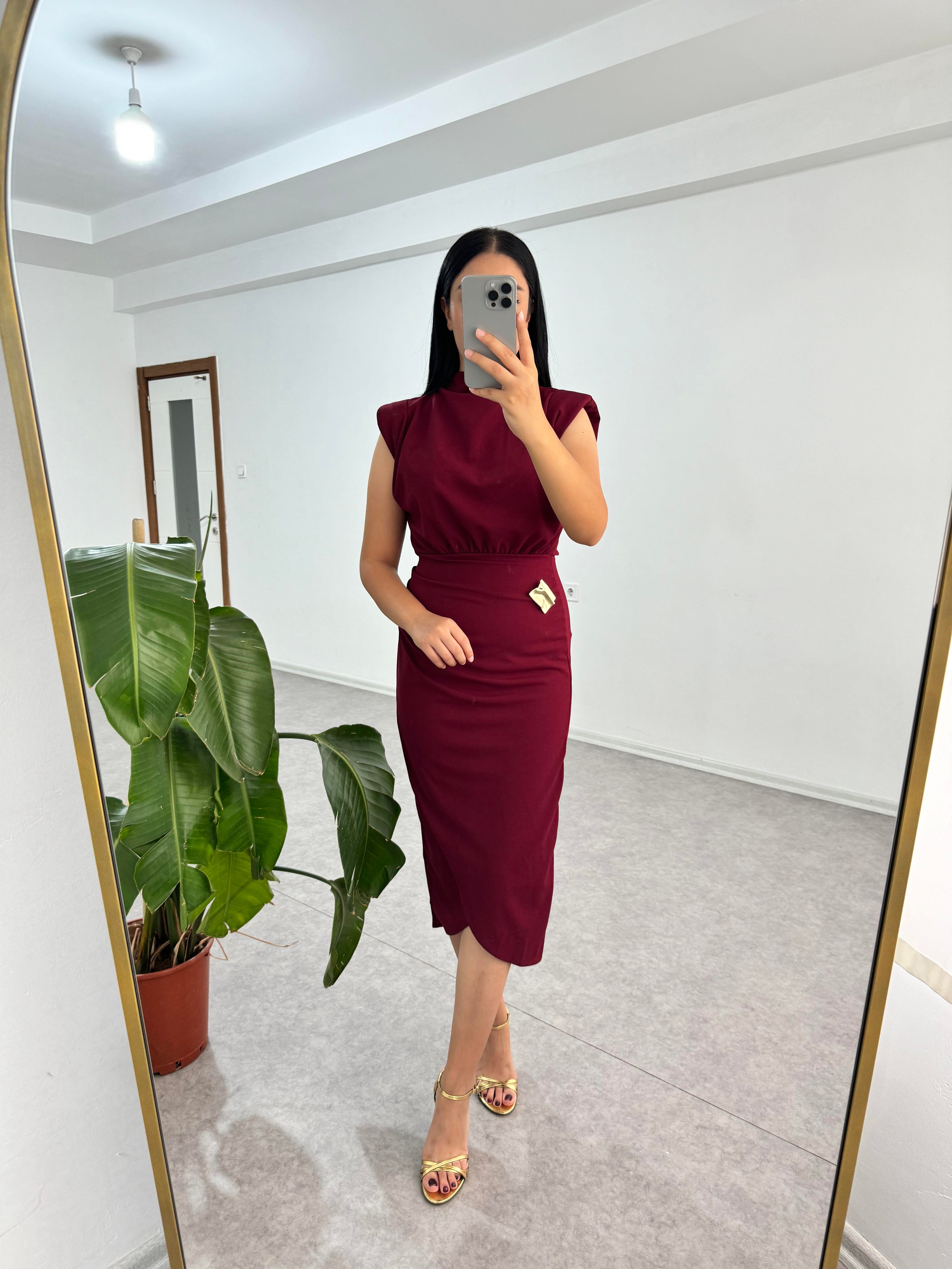 Broşlu Bordo Elbise