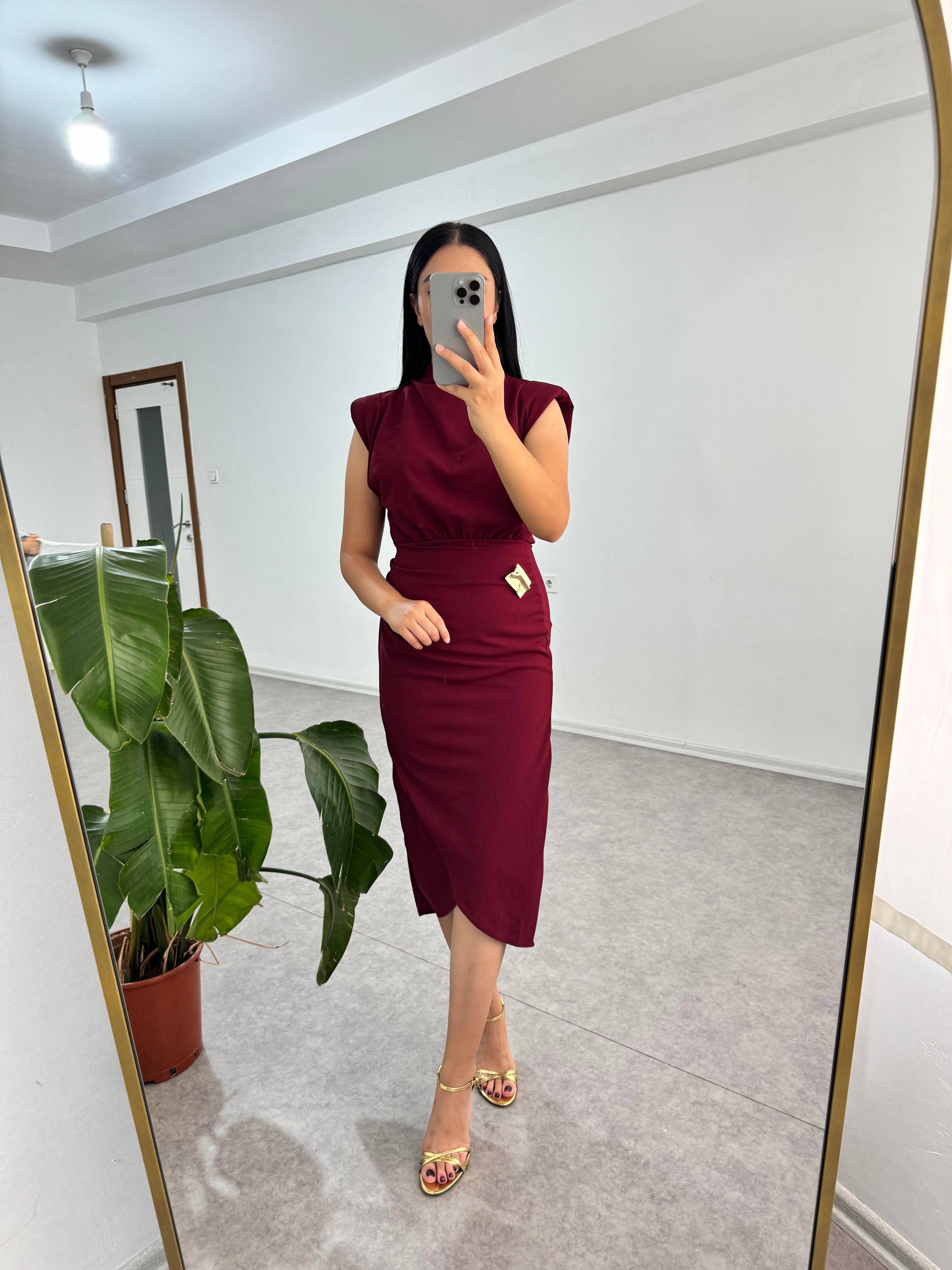 Broşlu Bordo Elbise