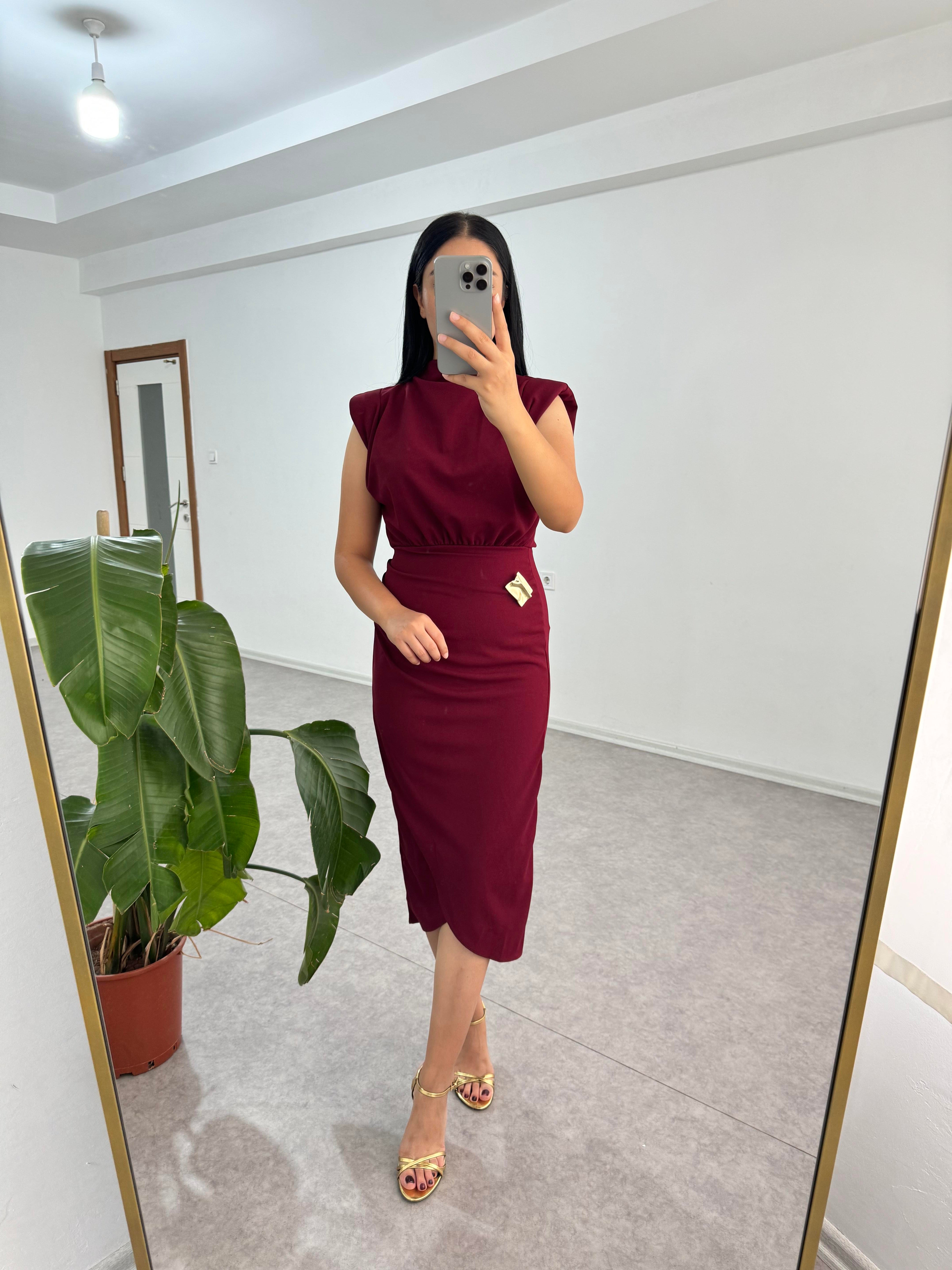 Broşlu Bordo Elbise
