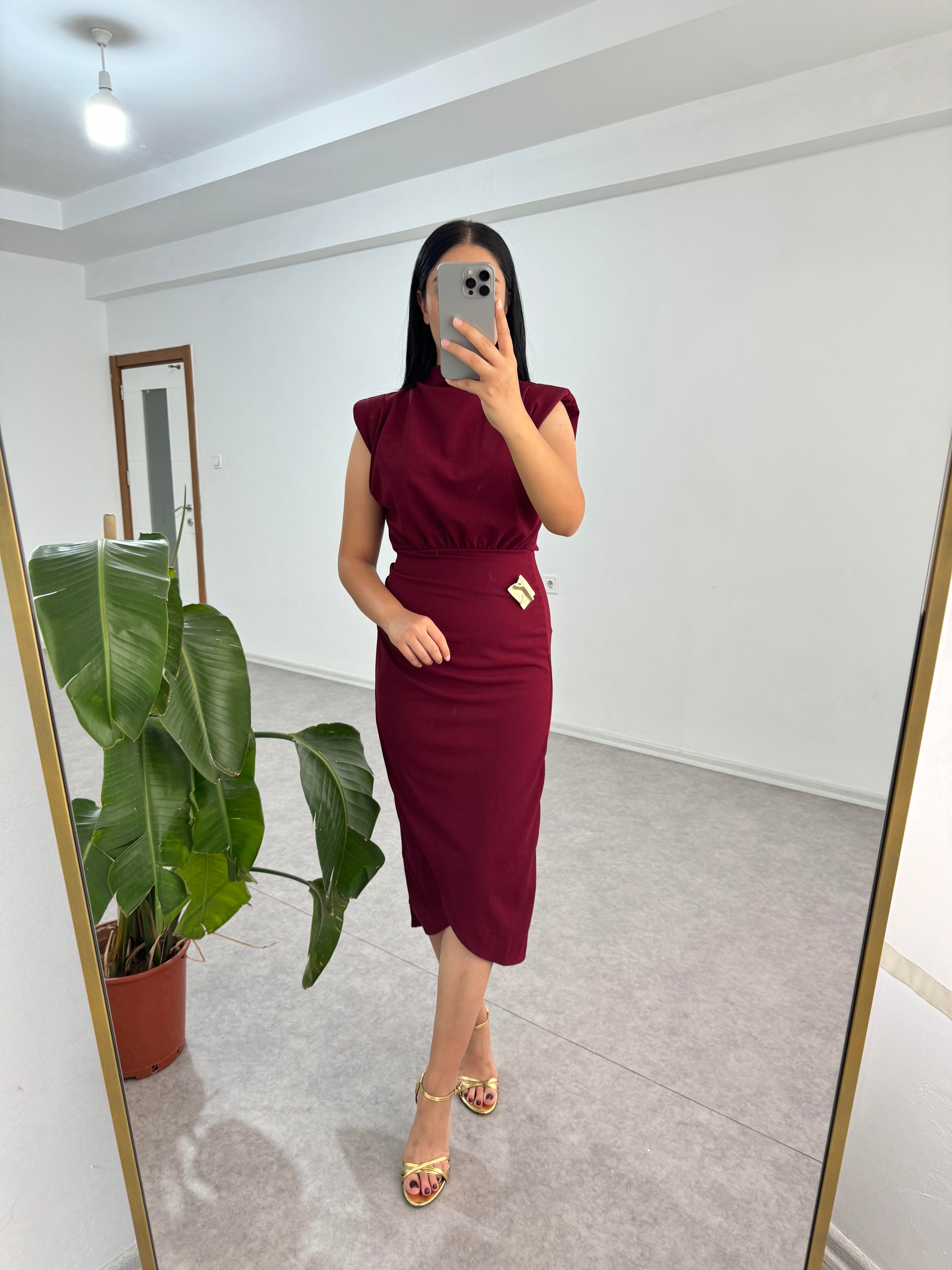Broşlu Bordo Elbise
