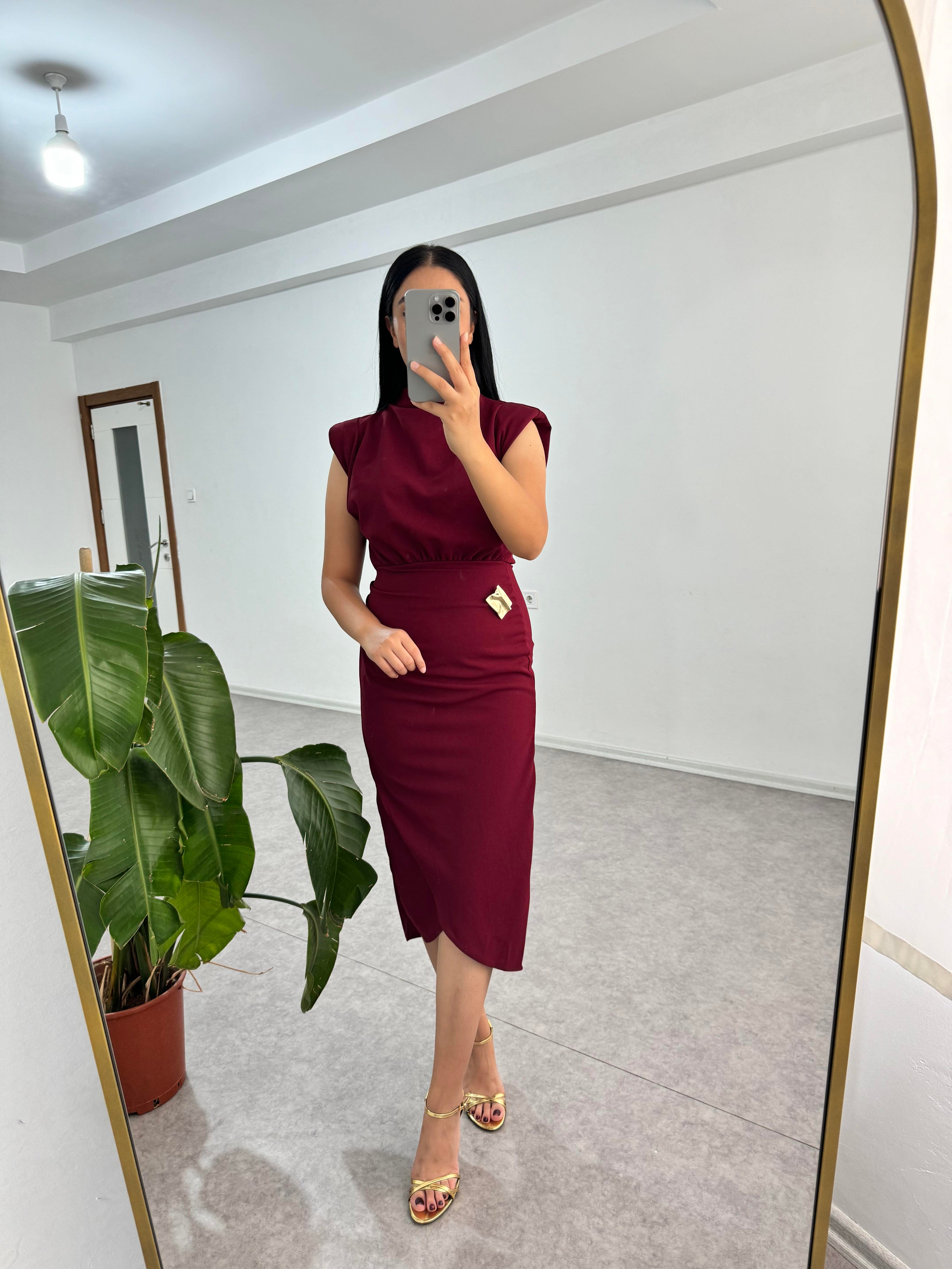 Broşlu Bordo Elbise