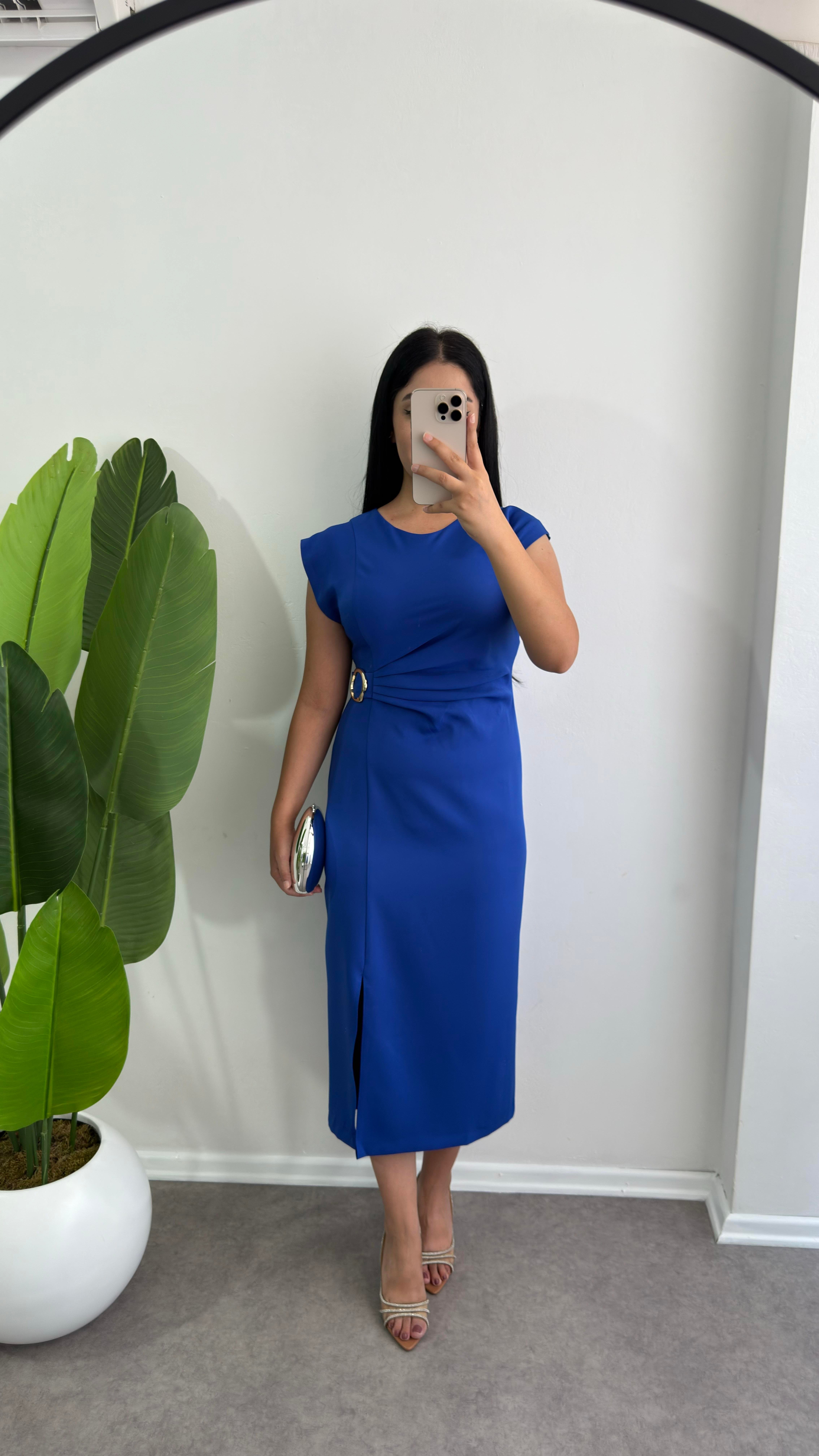 Broşlu Dökümlü Kumaş Mavi Elbise