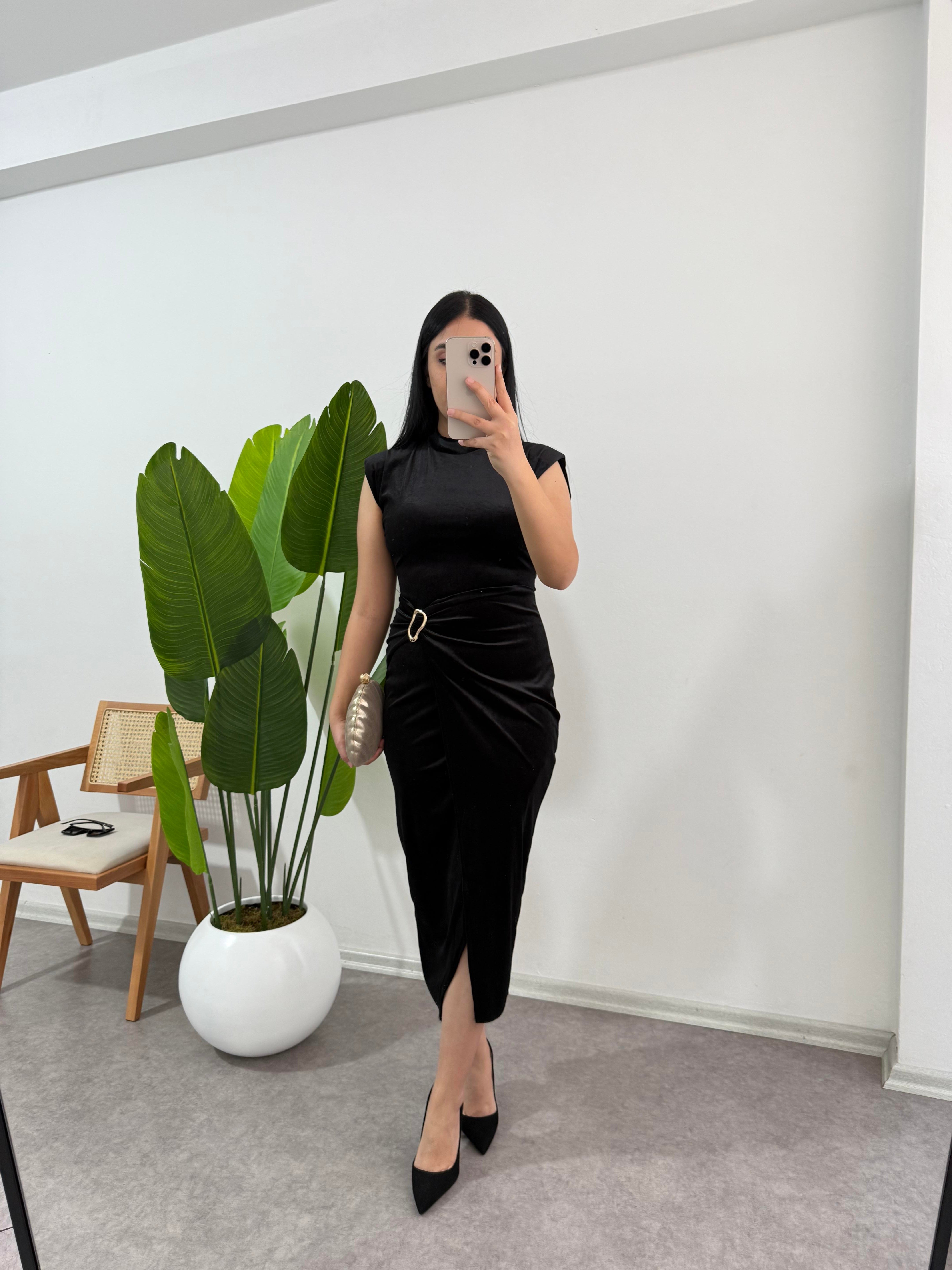 Broşlu Kadife Siyah Elbise 